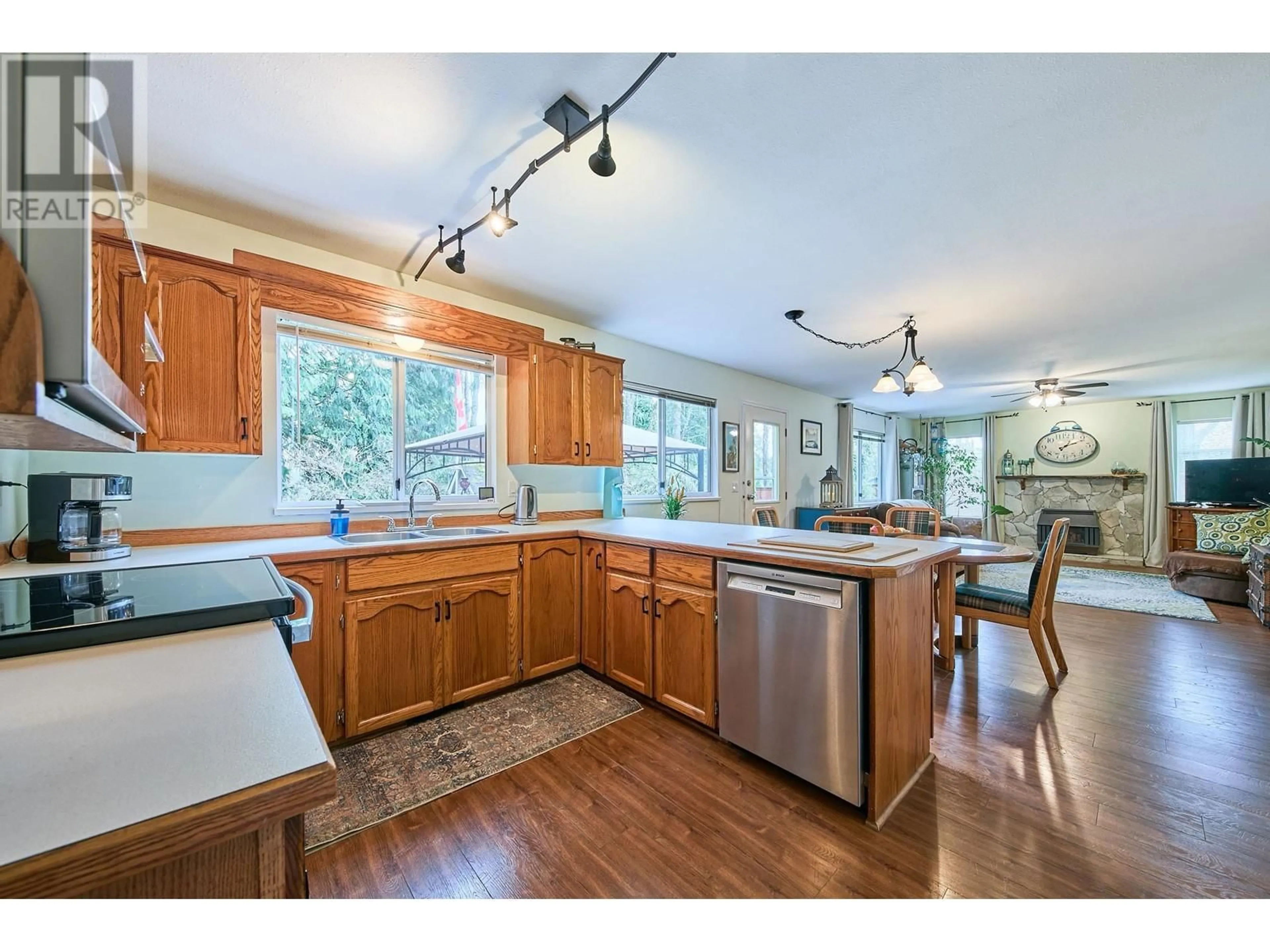 Open concept kitchen, wood/laminate floor for 25006 120B AVENUE, Maple Ridge British Columbia V4R2B1