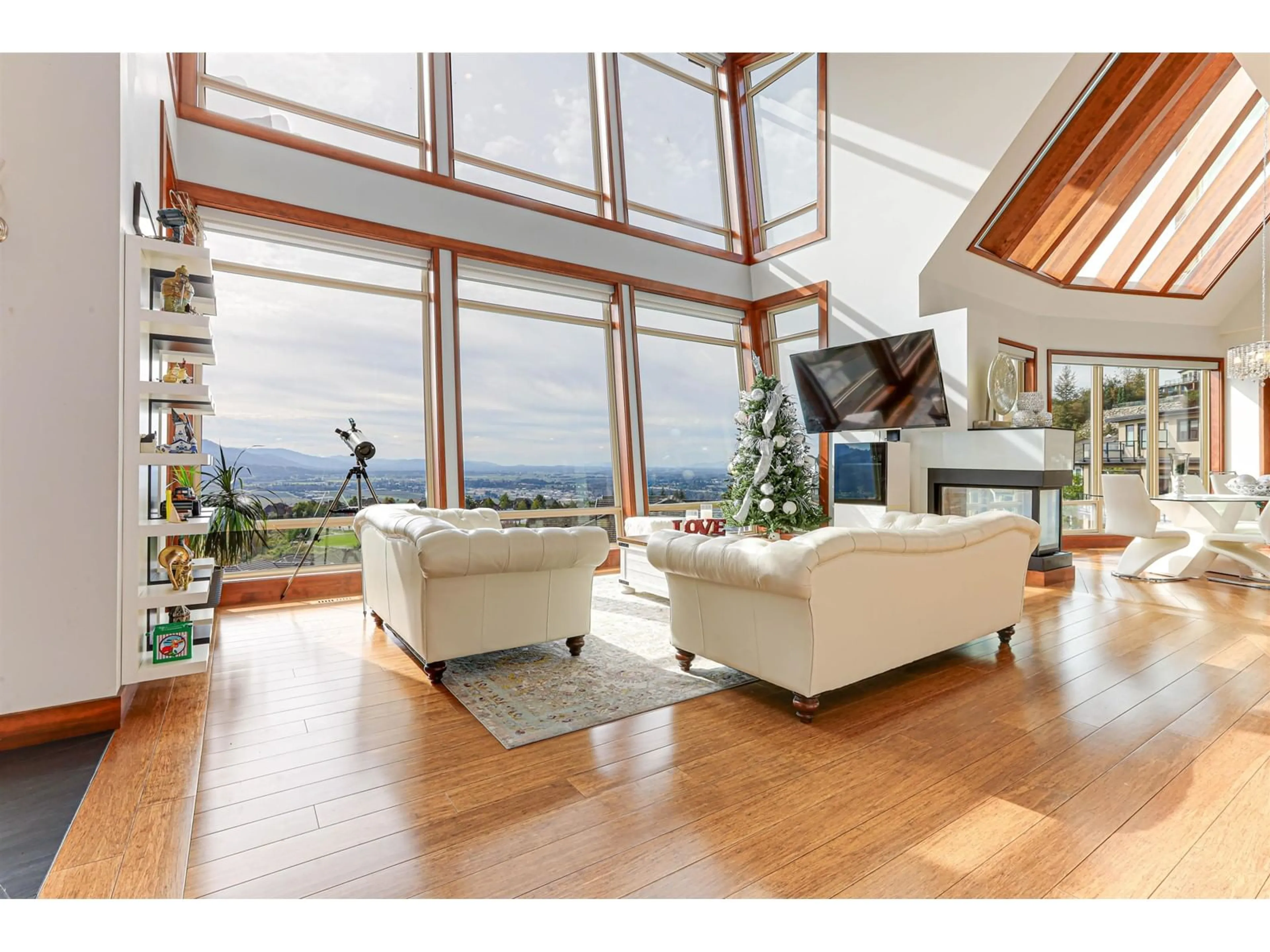 Living room with furniture, wood/laminate floor for 2670 MAHOGANY, Abbotsford British Columbia V3G0C4