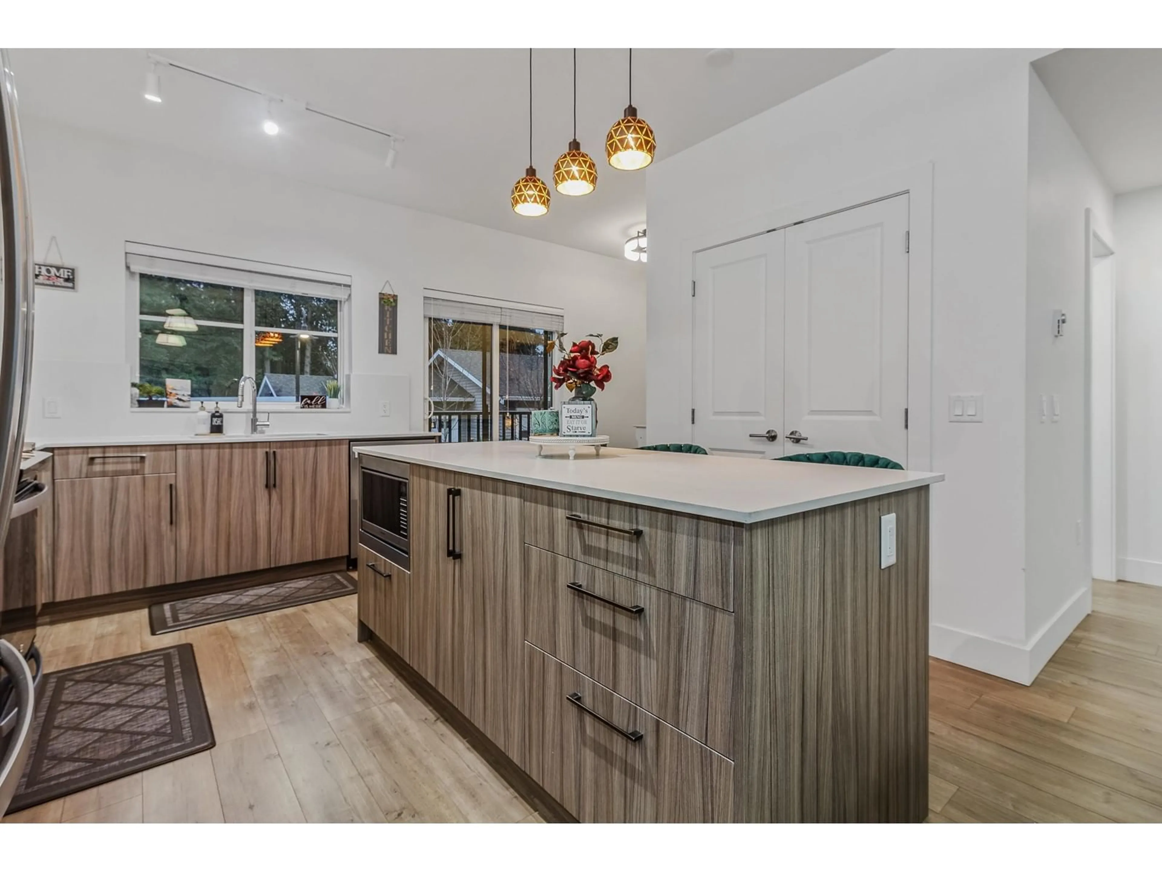 Open concept kitchen, wood/laminate floor for 102 2267 MCKENZIE ROAD, Abbotsford British Columbia V2S0M9