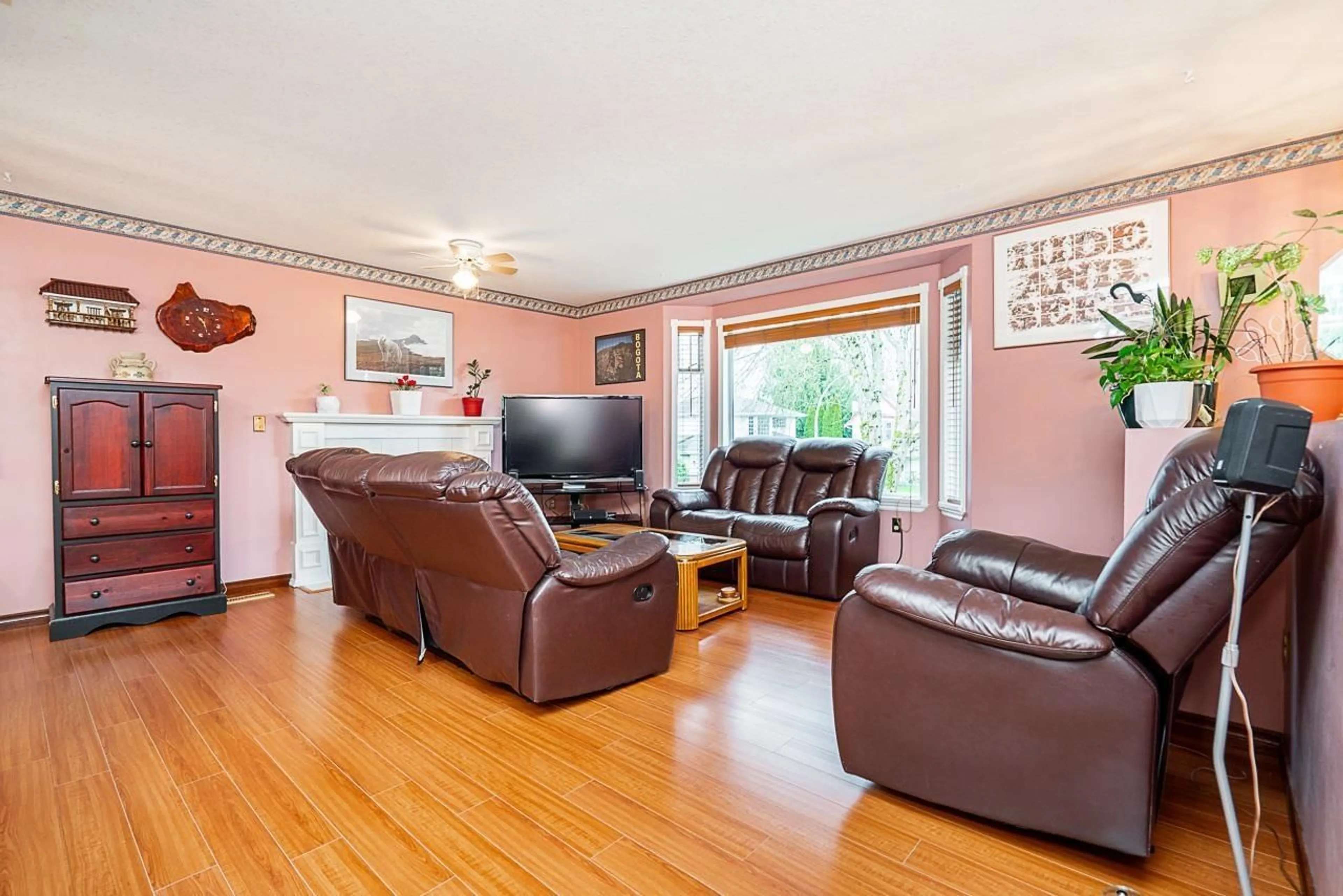 Living room with furniture, wood/laminate floor for 2697 273A, Langley British Columbia V4W3K3