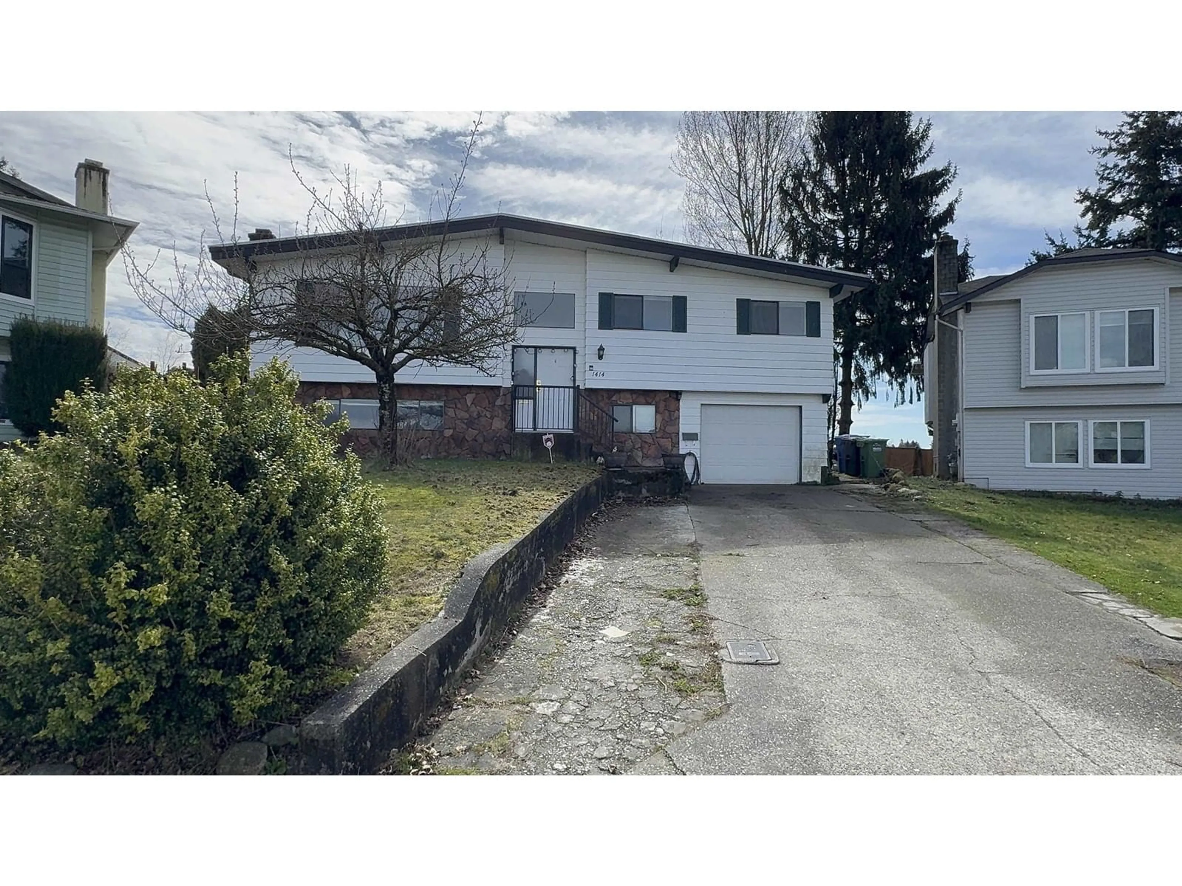 A pic from outside/outdoor area/front of a property/back of a property/a pic from drone, street for 1414 KIPLING, Abbotsford British Columbia V2S6J9