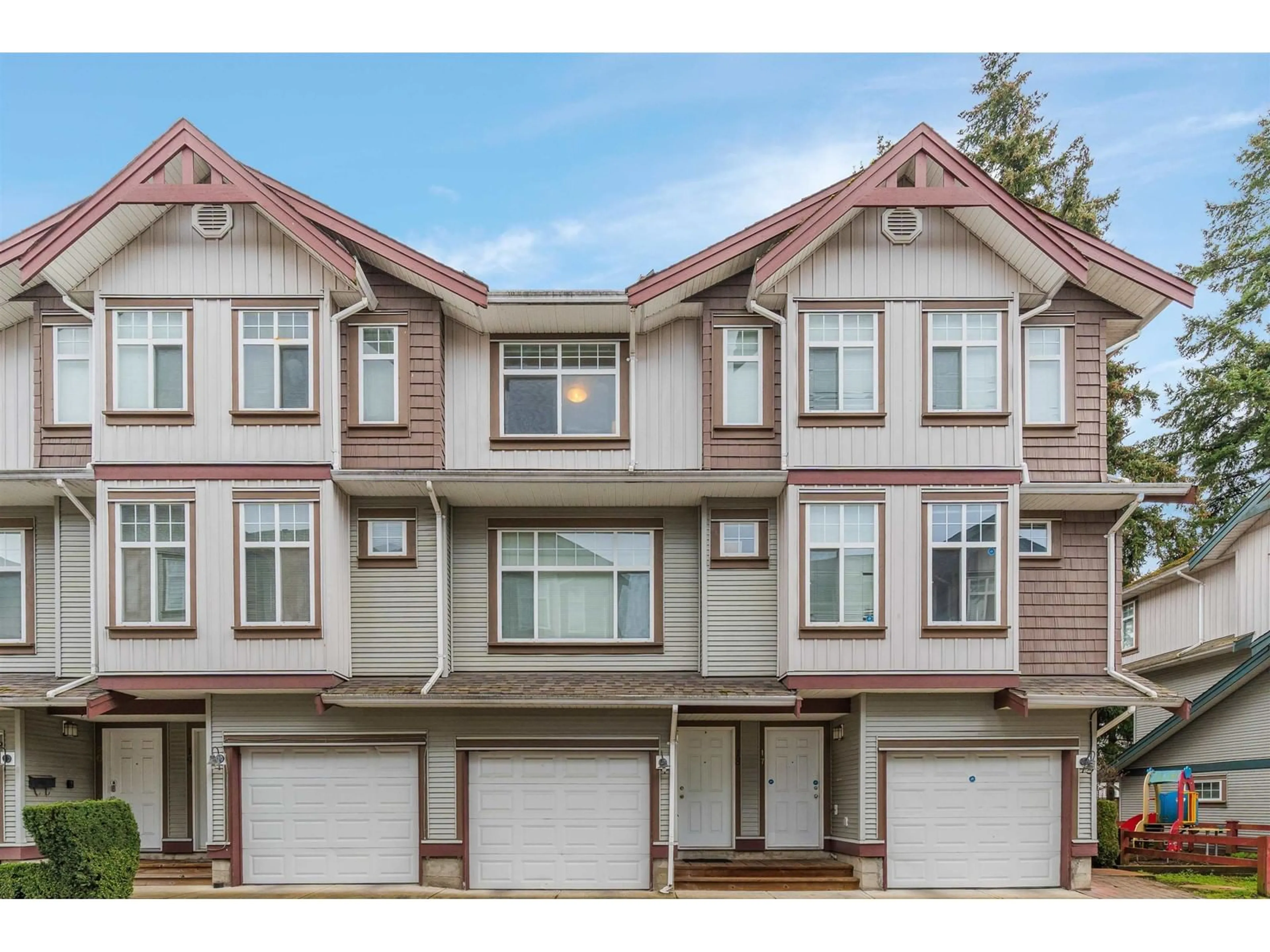 Home with vinyl exterior material, street for 18 - 12585 72, Surrey British Columbia V3W1R9