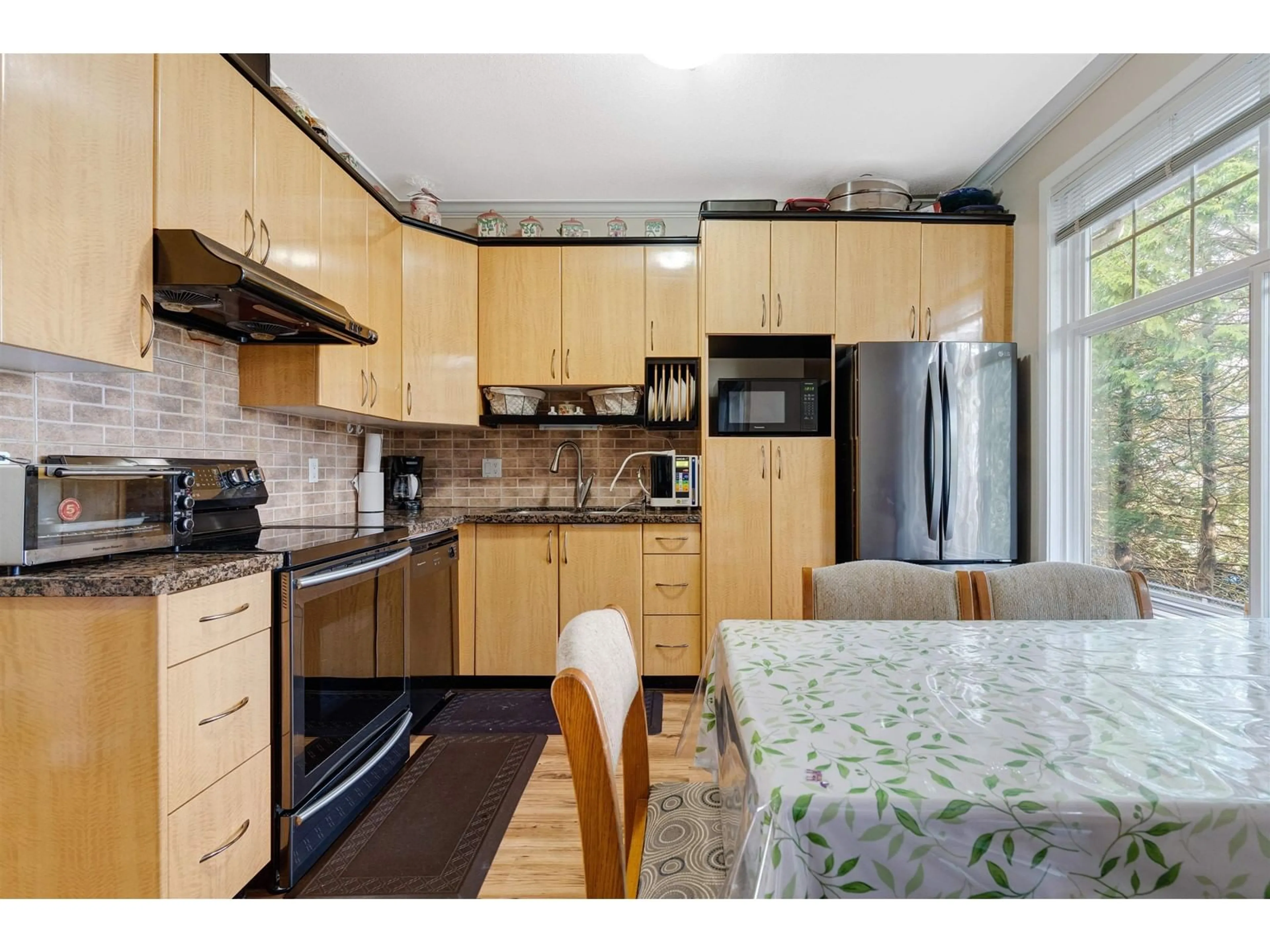 Standard kitchen, wood/laminate floor for 18 - 12585 72, Surrey British Columbia V3W1R9
