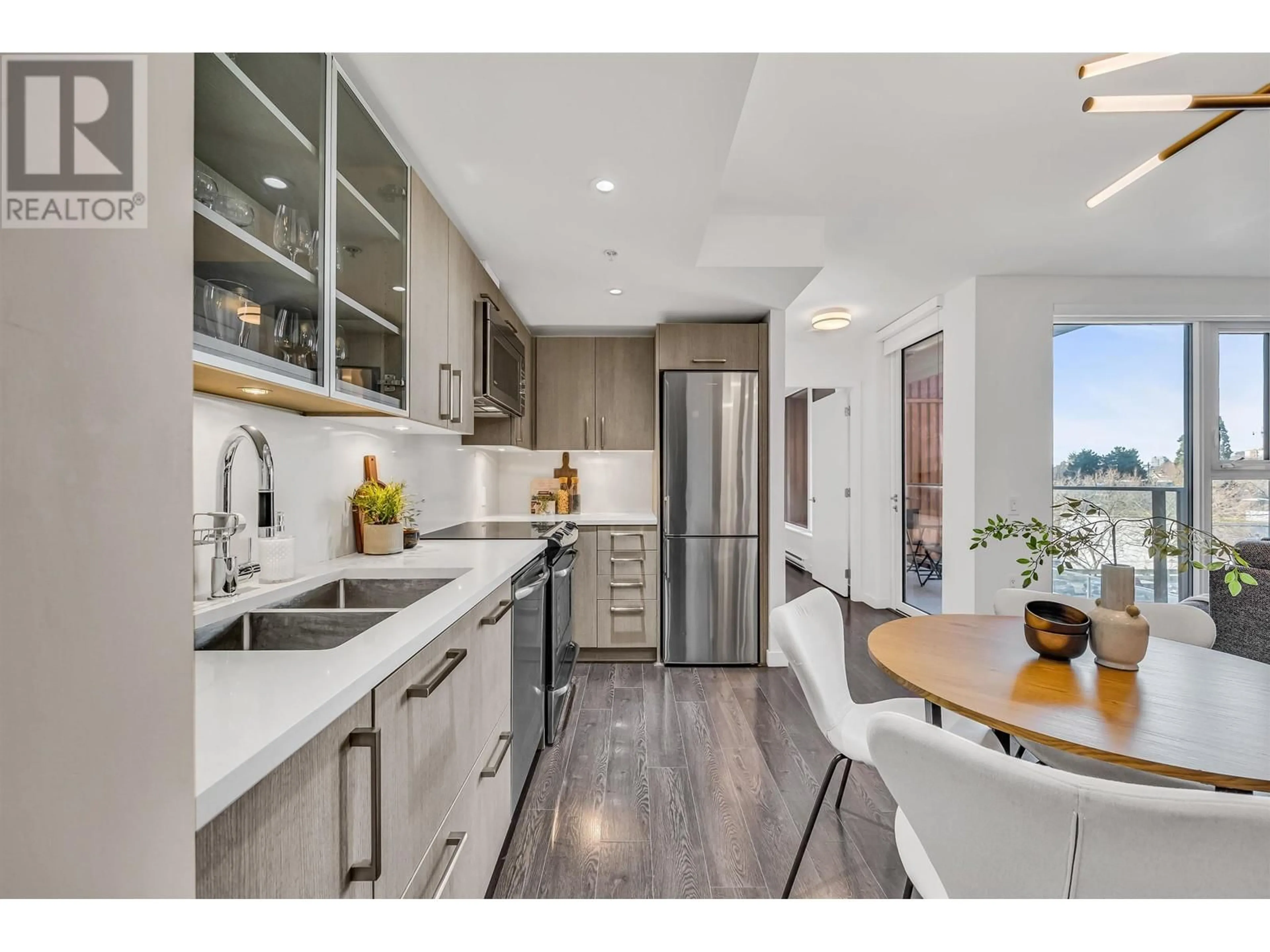 Open concept kitchen, wood/laminate floor for 301 - 983 HASTINGS STREET, Vancouver British Columbia V6A0G9