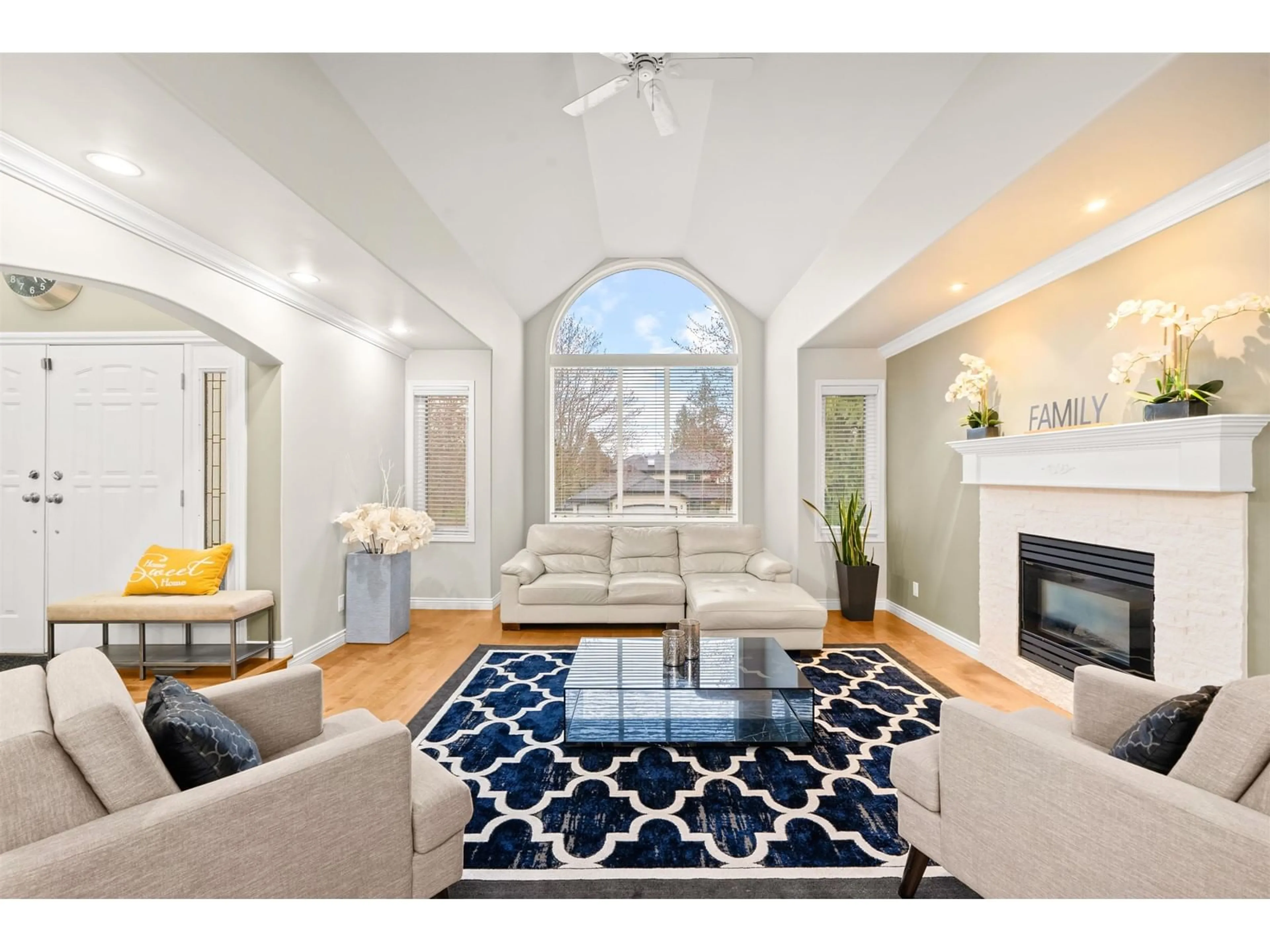 Living room with furniture, unknown for 9063 162A, Surrey British Columbia V4N3L6