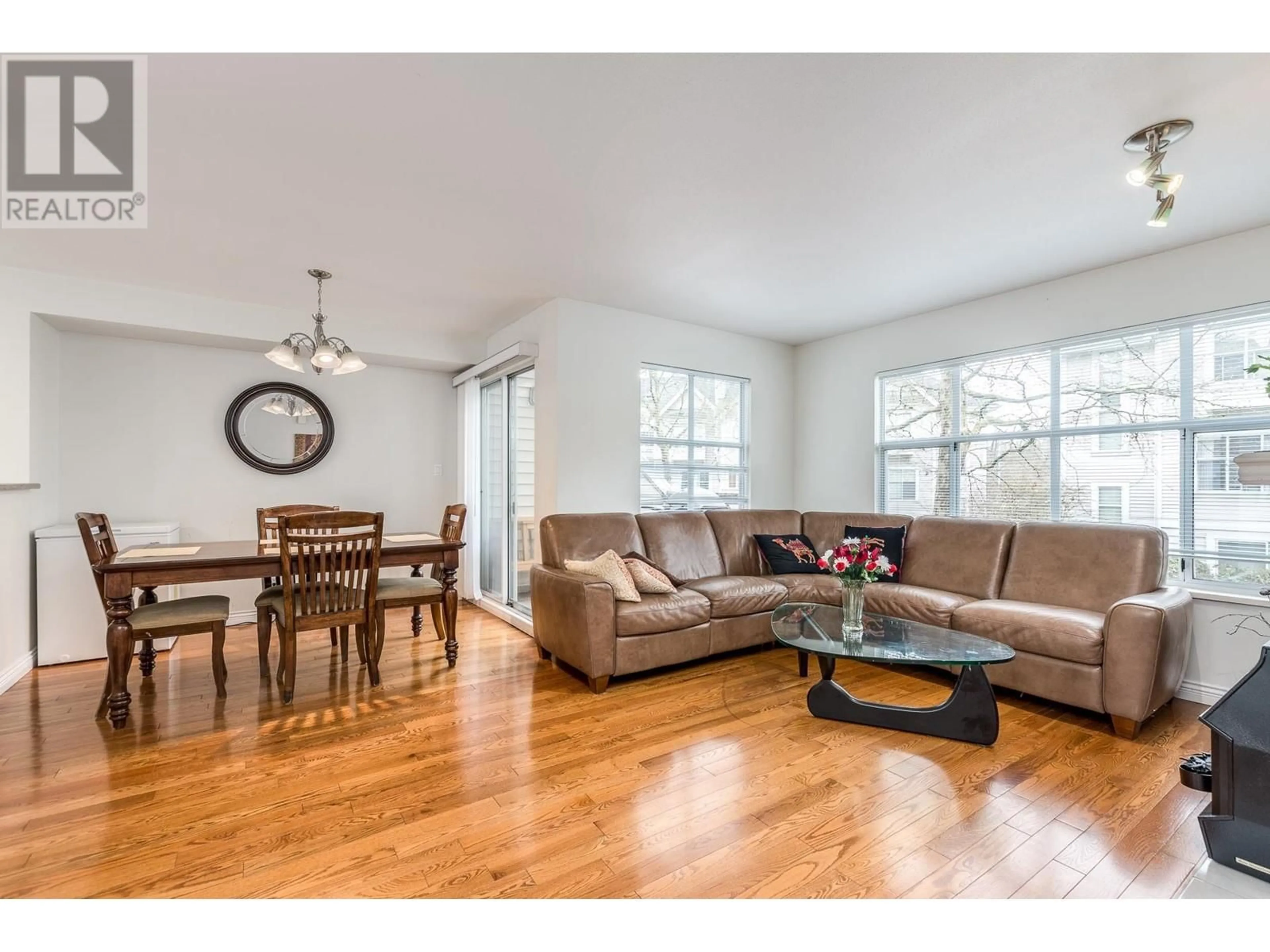 Living room with furniture, wood/laminate floor for 71 - 2450 HAWTHORNE AVENUE, Port Coquitlam British Columbia V3C6B3