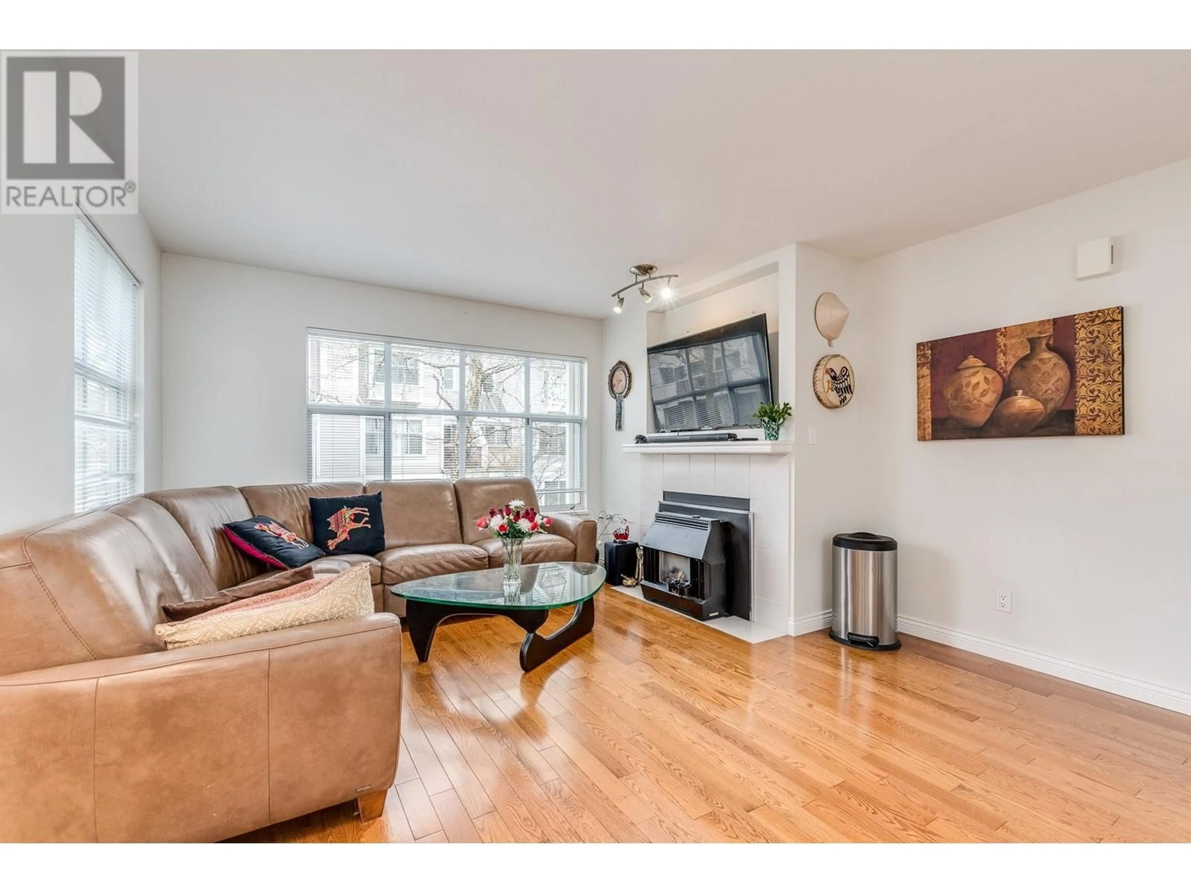 Living room with furniture, wood/laminate floor for 71 - 2450 HAWTHORNE AVENUE, Port Coquitlam British Columbia V3C6B3