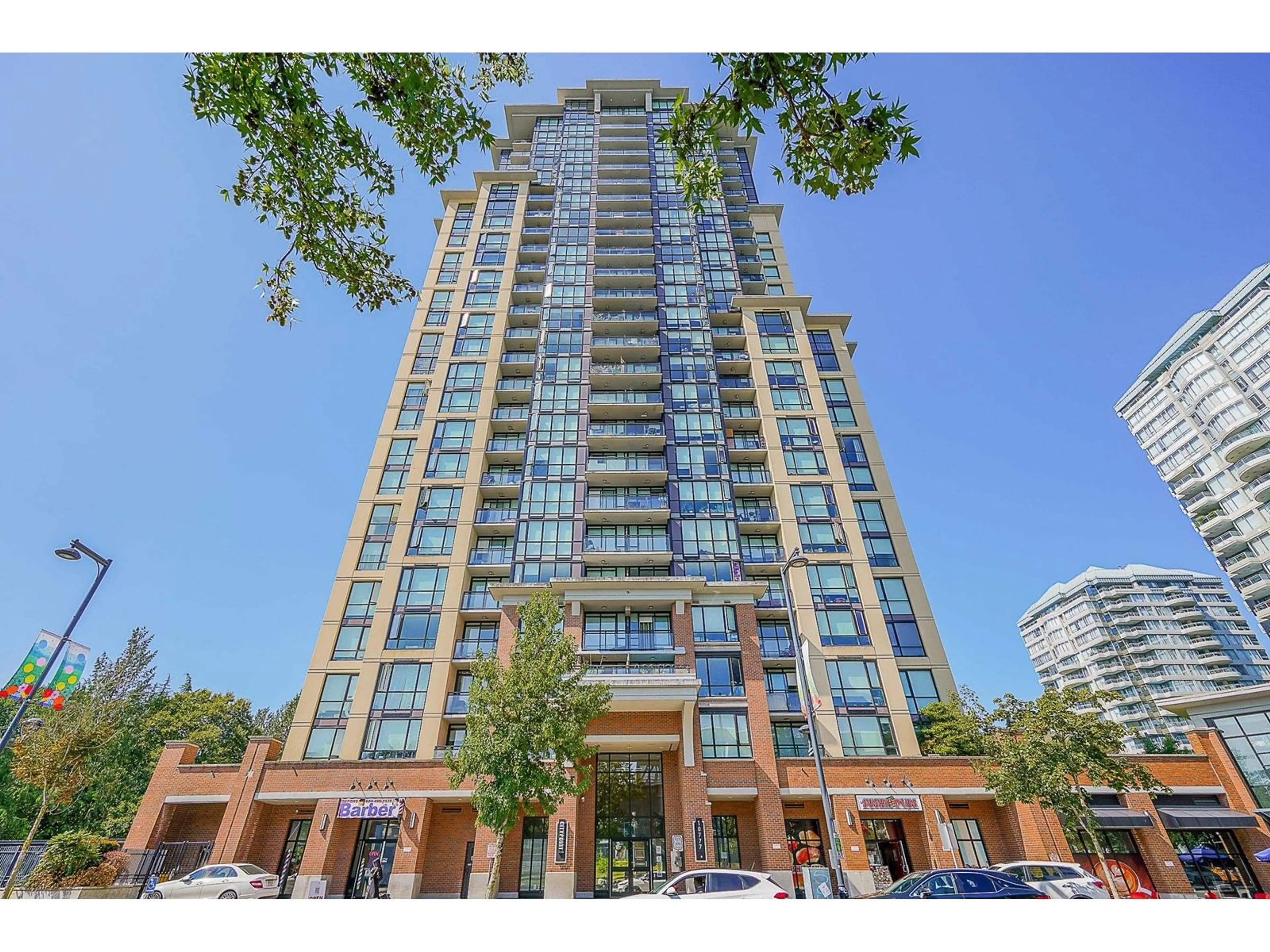 Indoor foyer for 610 10777 UNIVERSITY DRIVE, Surrey British Columbia V3T0E6