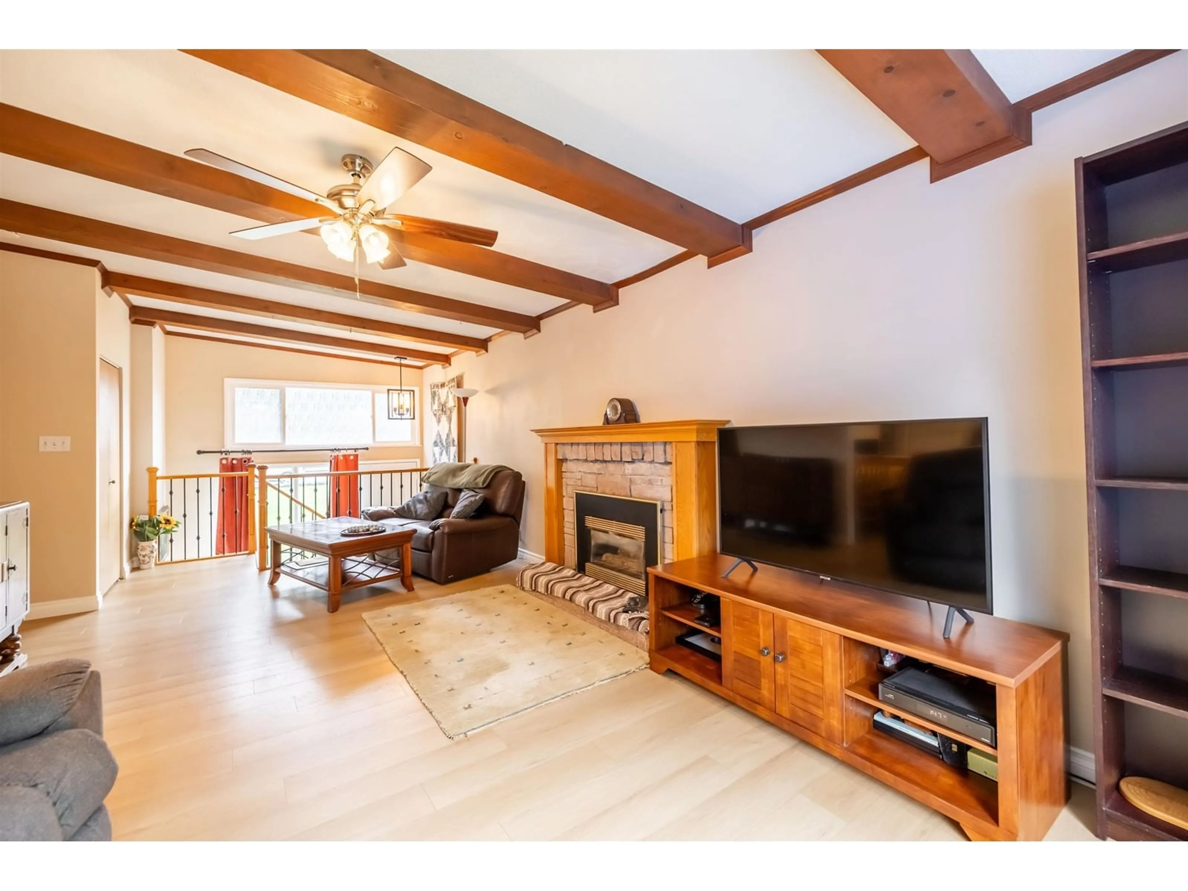 Living room with furniture, wood/laminate floor for 20173 48, Langley British Columbia V3A3L3