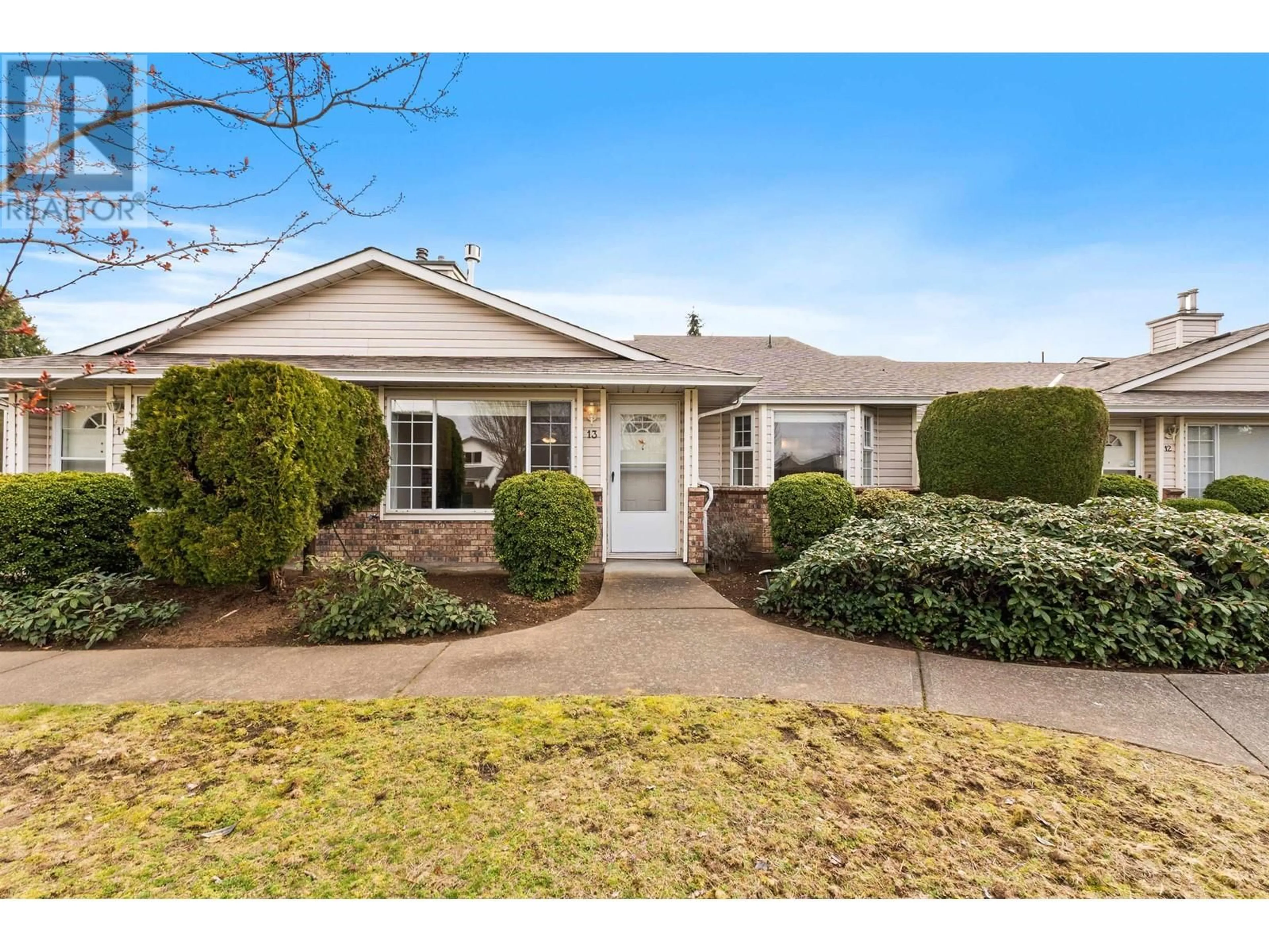 Home with vinyl exterior material, street for 13 - 19249 HAMMOND ROAD, Pitt Meadows British Columbia V3Y2B8