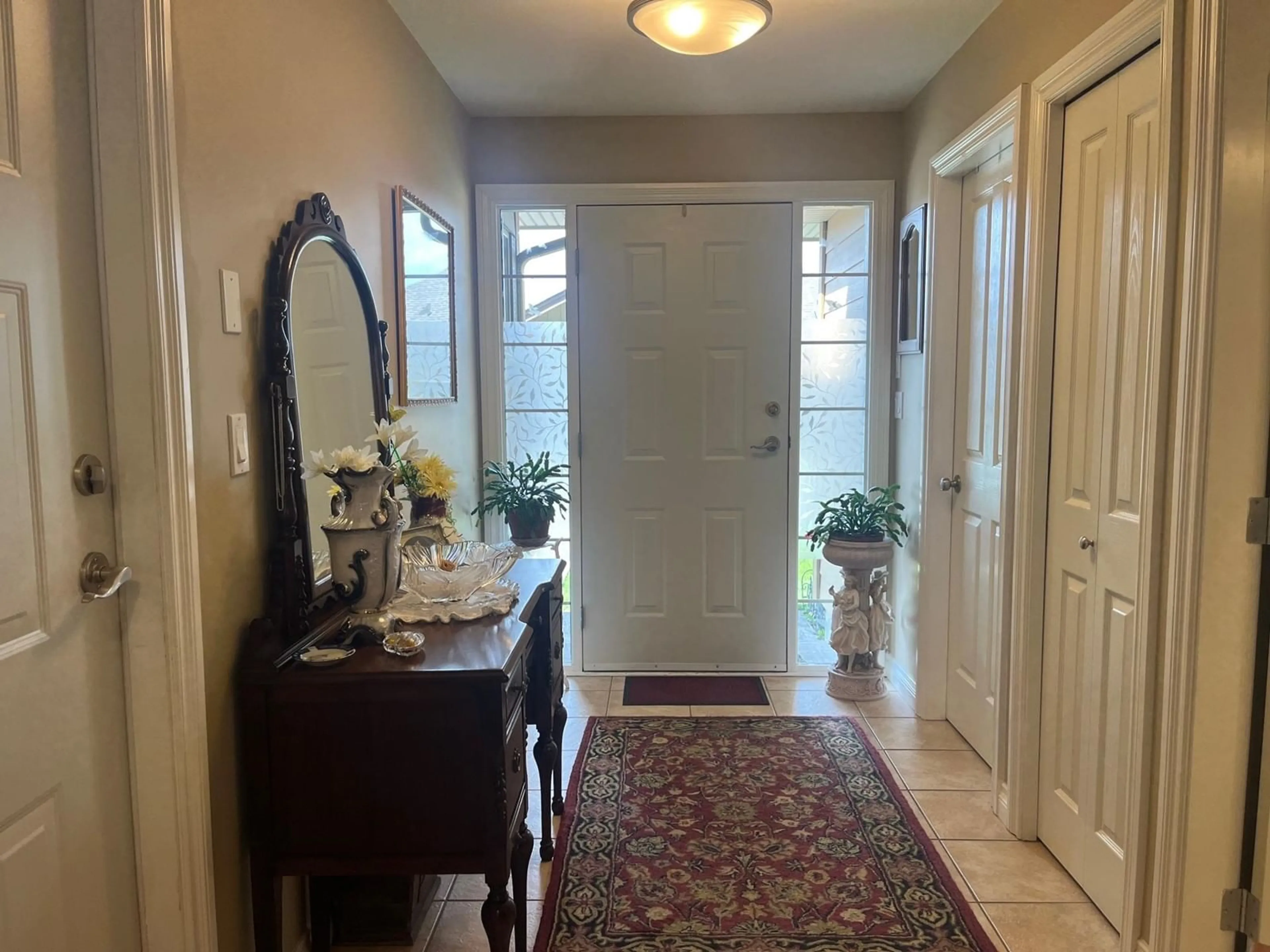 Indoor entryway for 100 - 46000 THOMAS ROAD, Chilliwack British Columbia V2R5W6
