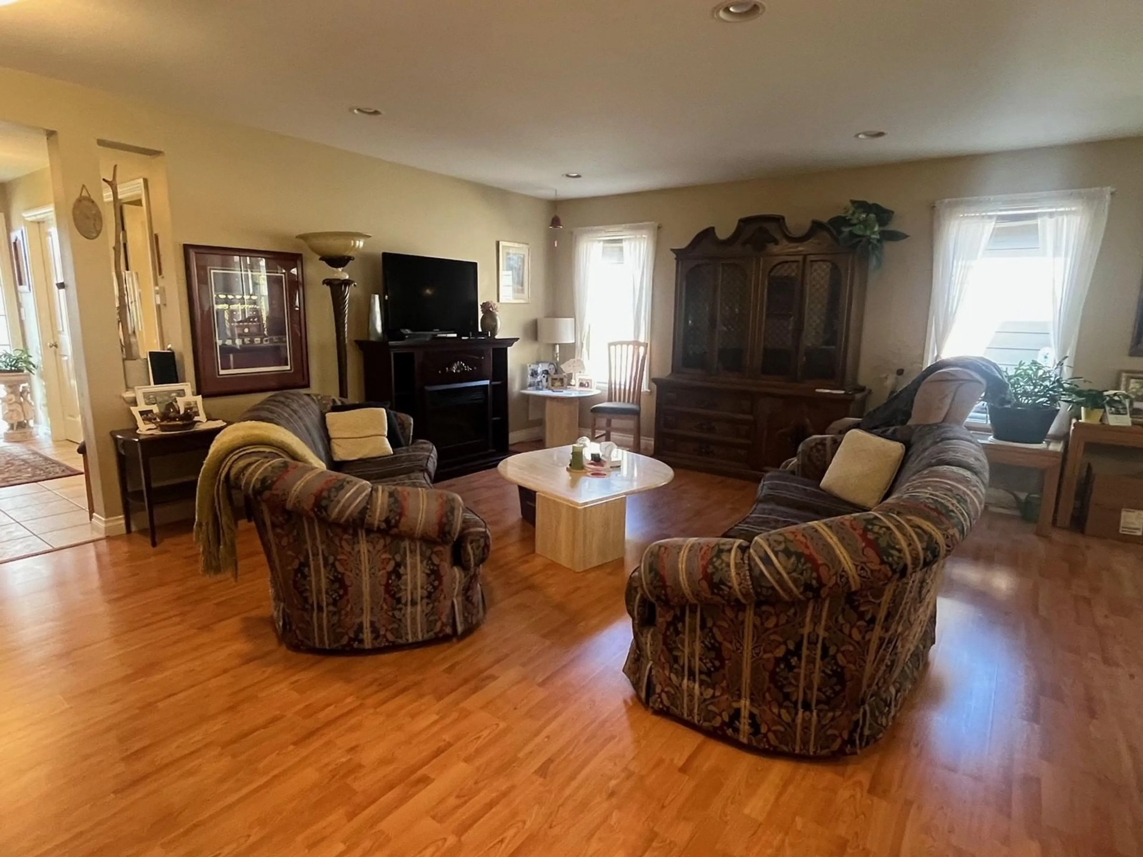 Living room with furniture, wood/laminate floor for 100 - 46000 THOMAS ROAD, Chilliwack British Columbia V2R5W6
