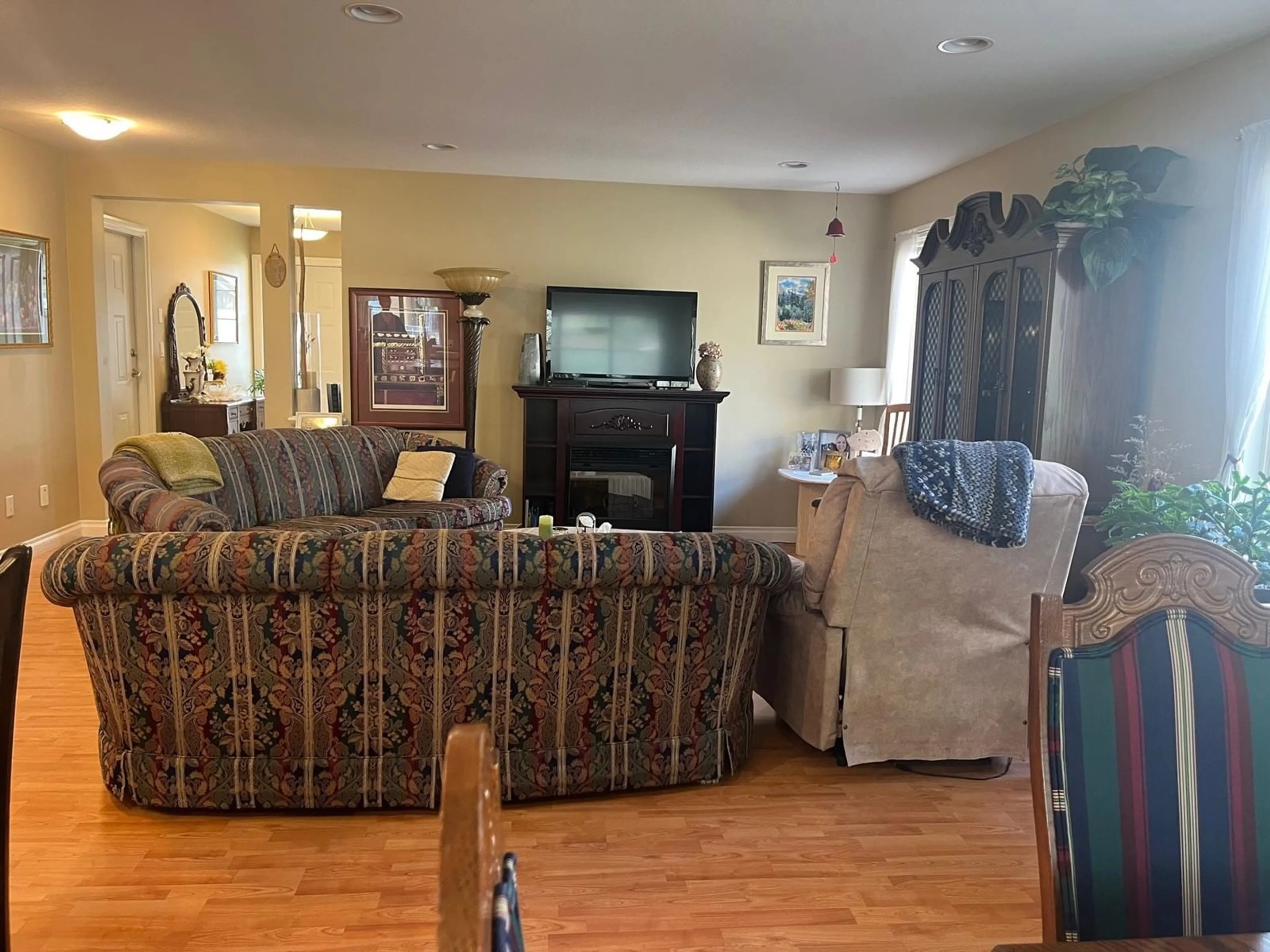 Living room with furniture, wood/laminate floor for 100 - 46000 THOMAS ROAD, Chilliwack British Columbia V2R5W6