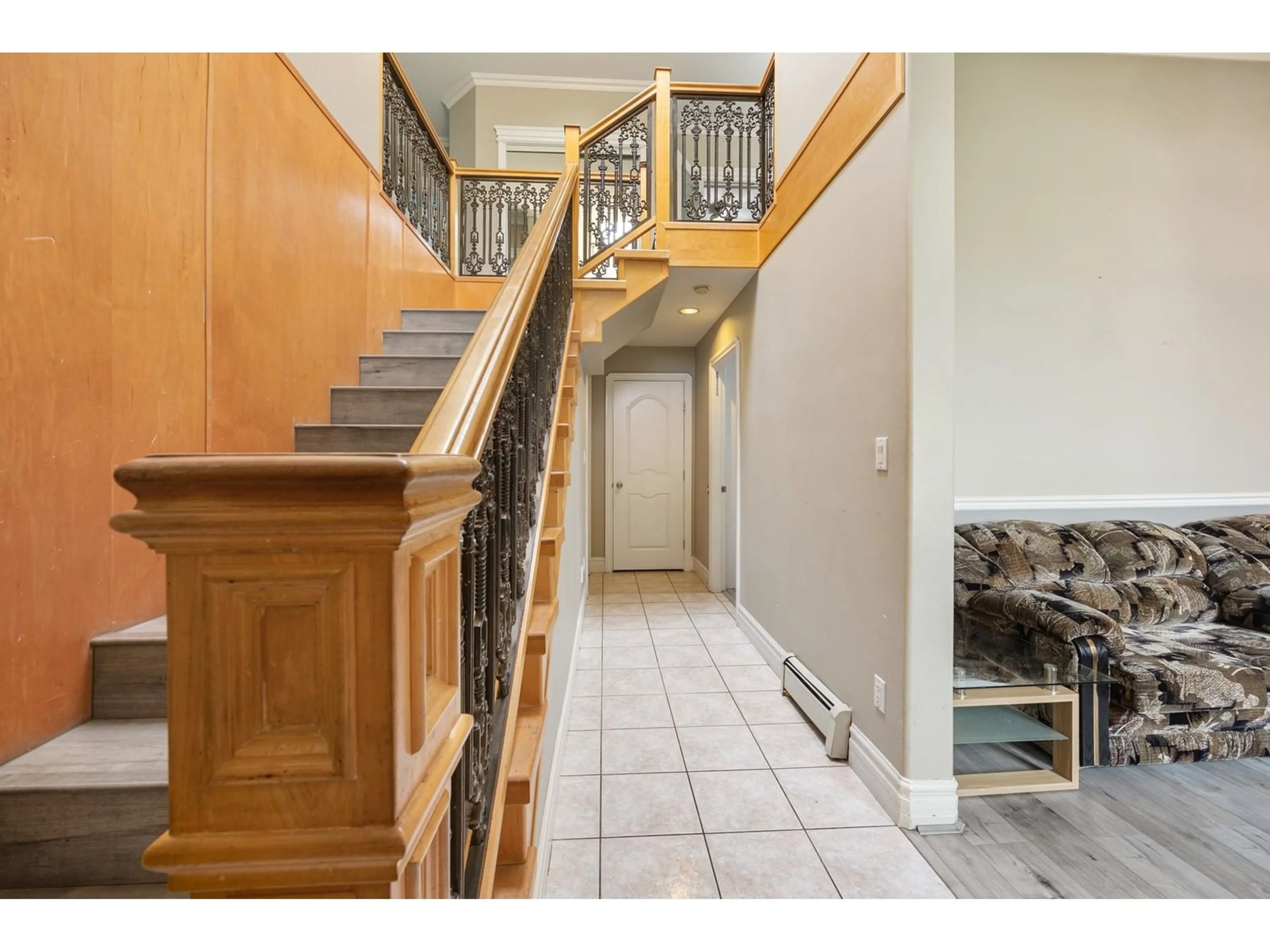 Indoor foyer for 13748 91A, Surrey British Columbia V3V5Y7