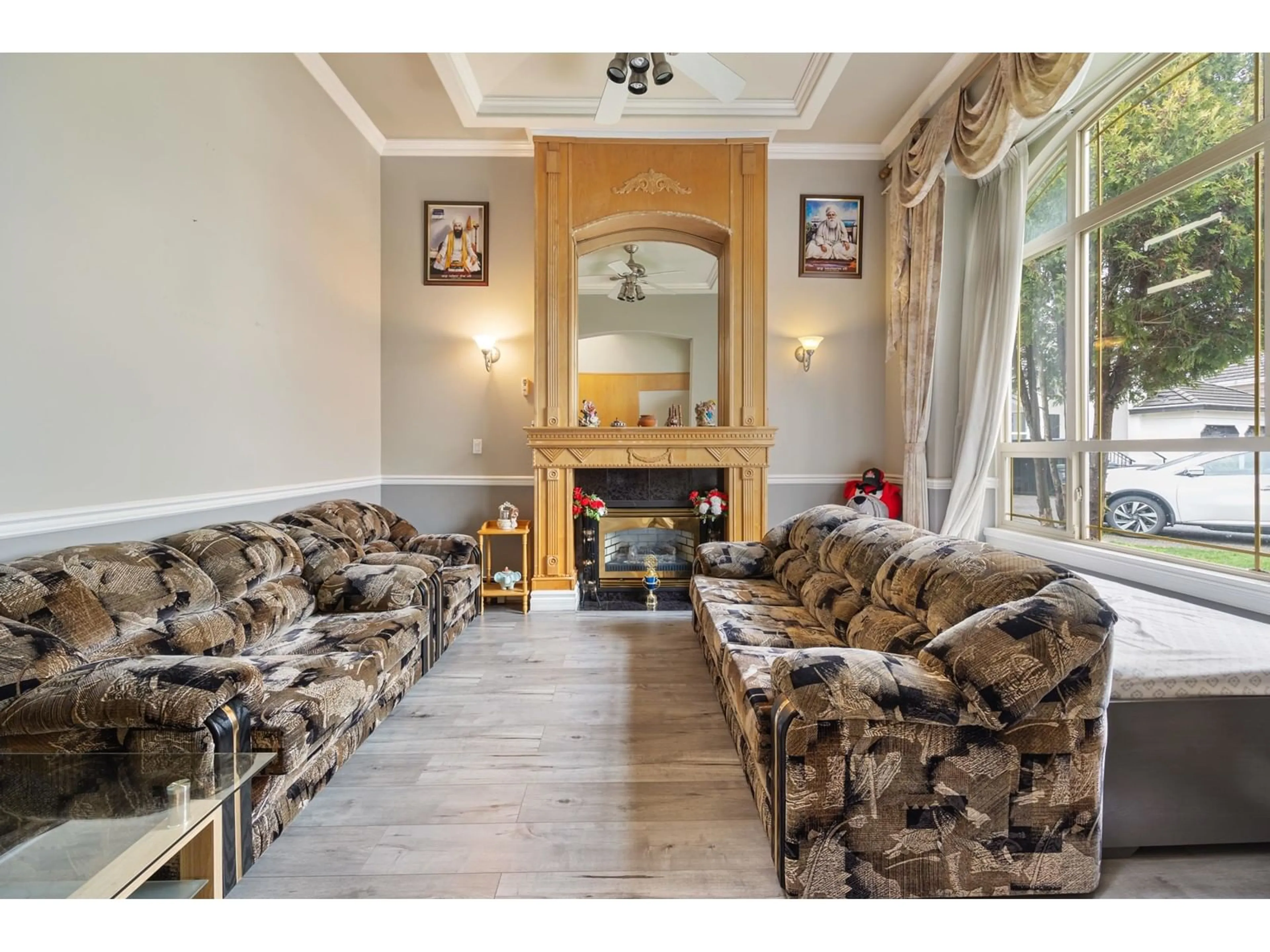 Living room with furniture, unknown for 13748 91A, Surrey British Columbia V3V5Y7