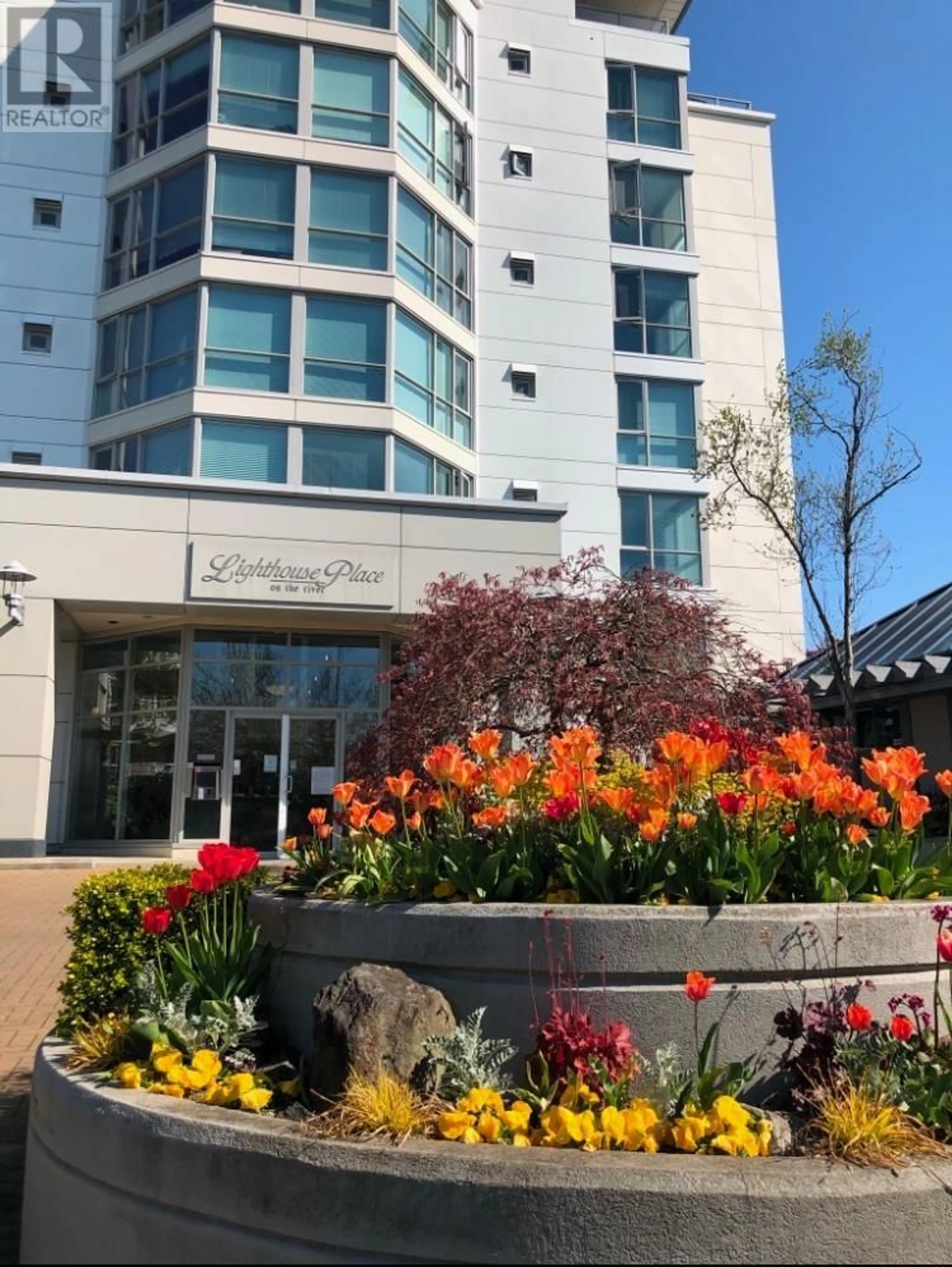 Indoor foyer for 402 - 5860 DOVER CRESCENT, Richmond British Columbia V7C5S6