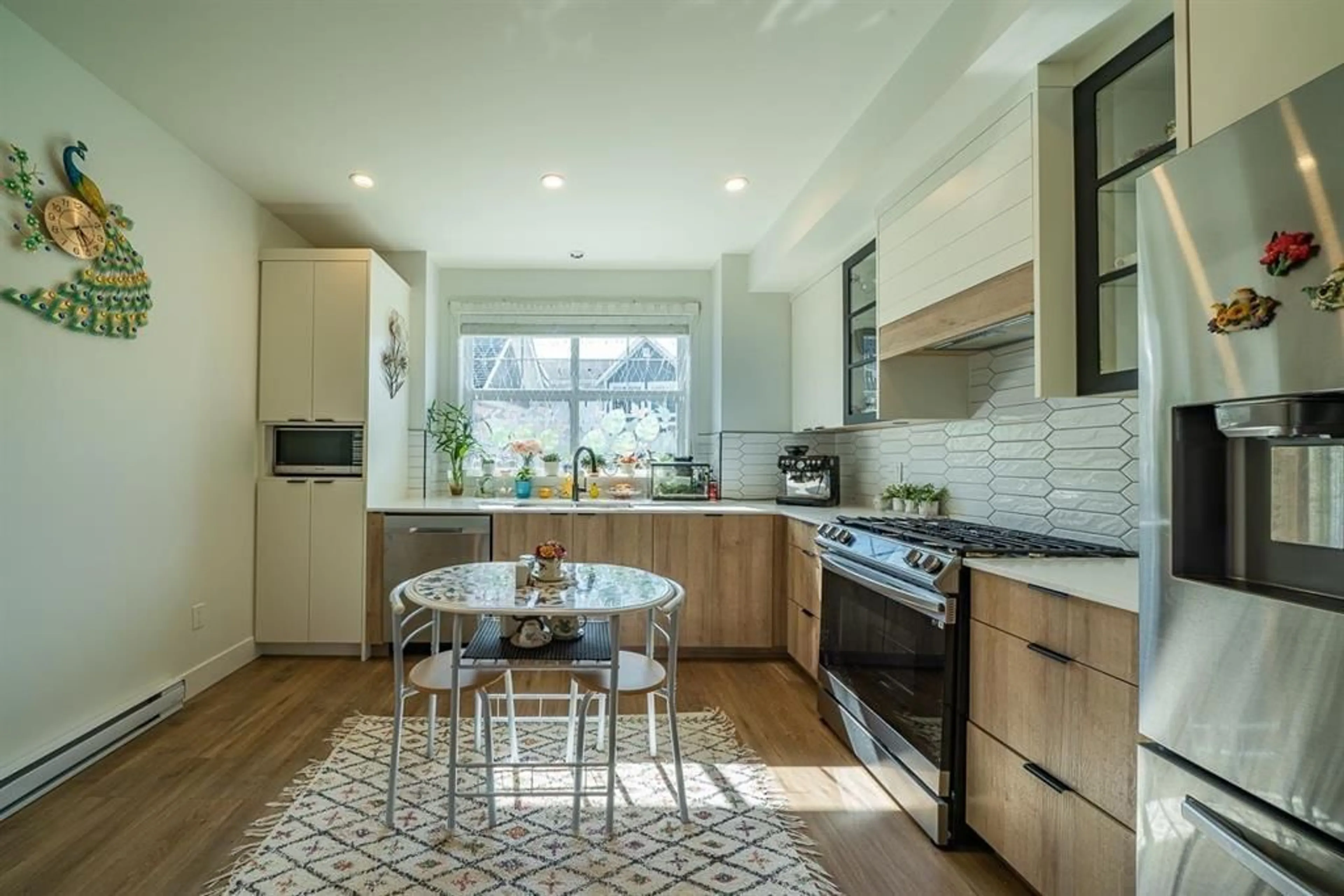 Contemporary kitchen, ceramic/tile floor for 31 - 14541 WINTER, Surrey British Columbia V4P0G5