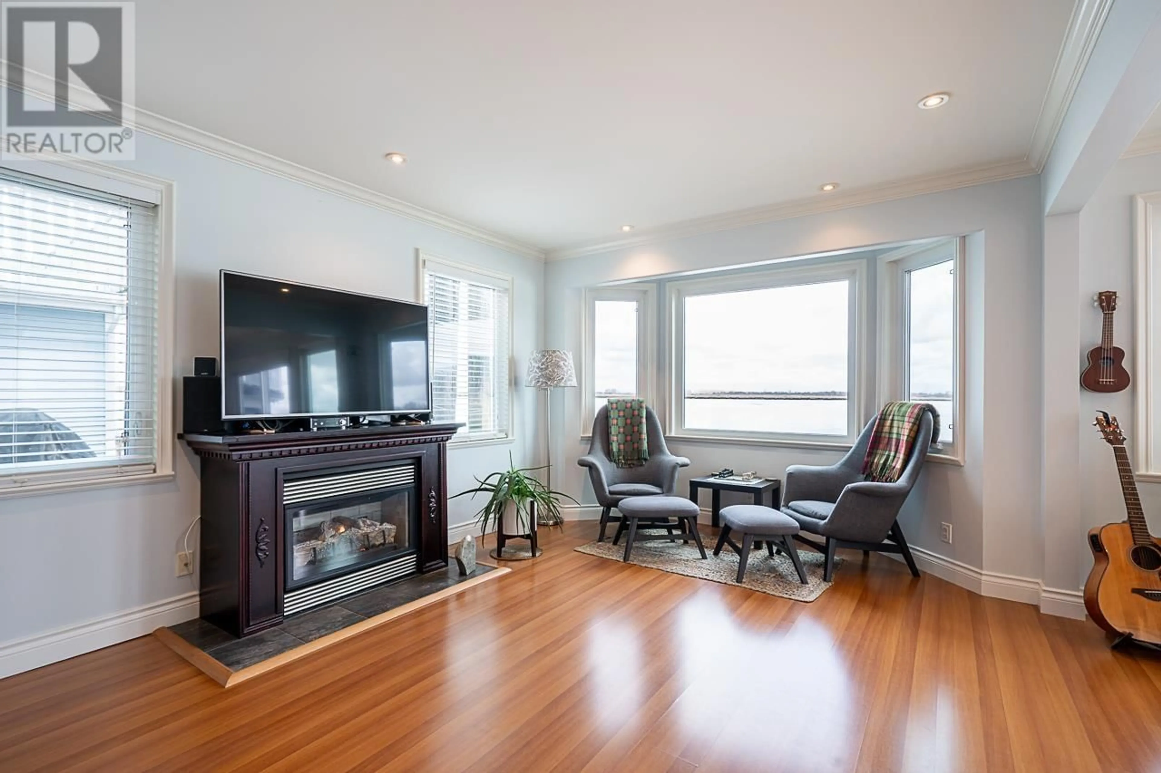 Living room with furniture, wood/laminate floor for 8 - 3871 RIVER ROAD, Delta British Columbia V4K3N2