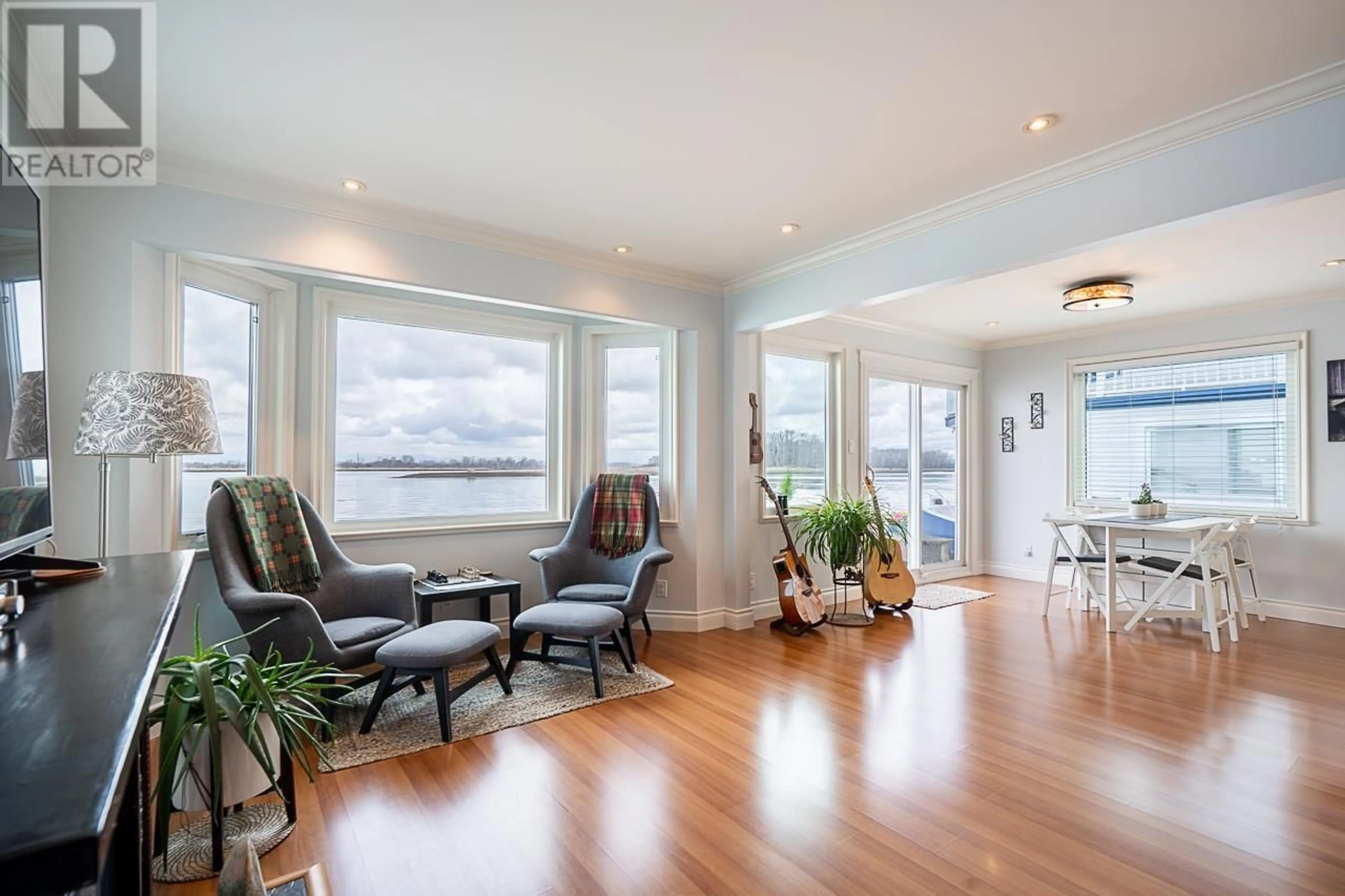 Living room with furniture, wood/laminate floor for 8 - 3871 RIVER ROAD, Delta British Columbia V4K3N2