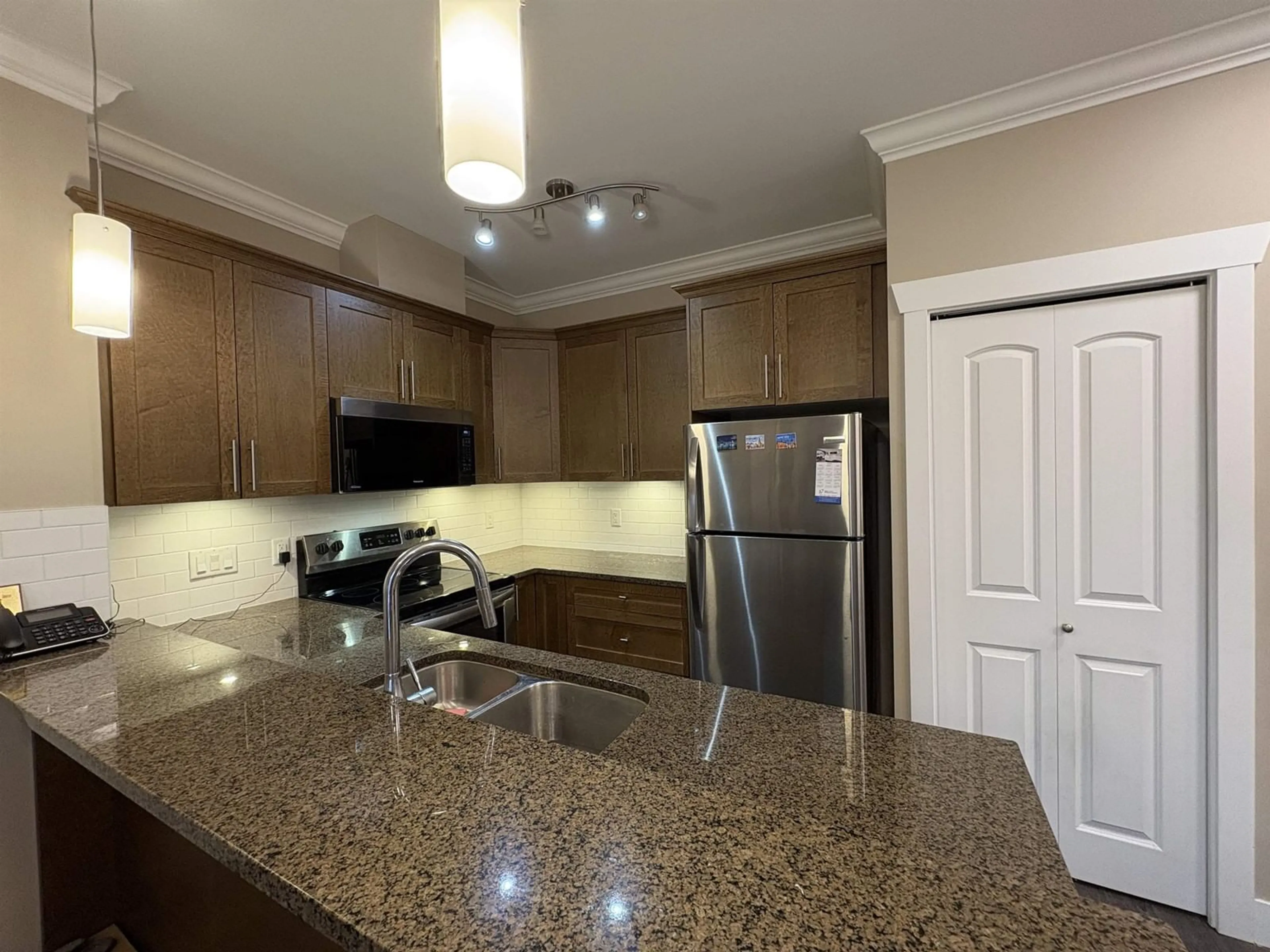 Standard kitchen, unknown for 409 - 8183 121A, Surrey British Columbia V3W1S7