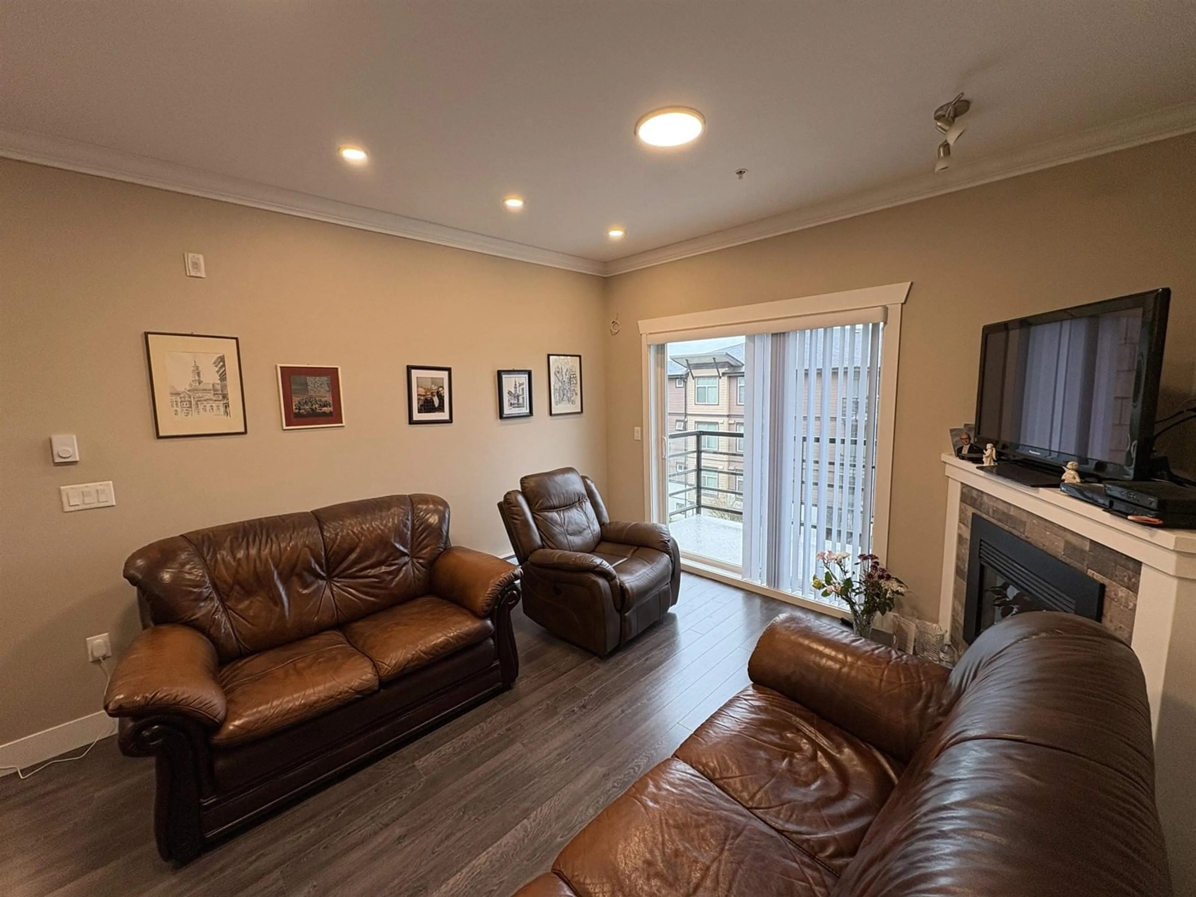 Living room with furniture, wood/laminate floor for 409 - 8183 121A, Surrey British Columbia V3W1S7