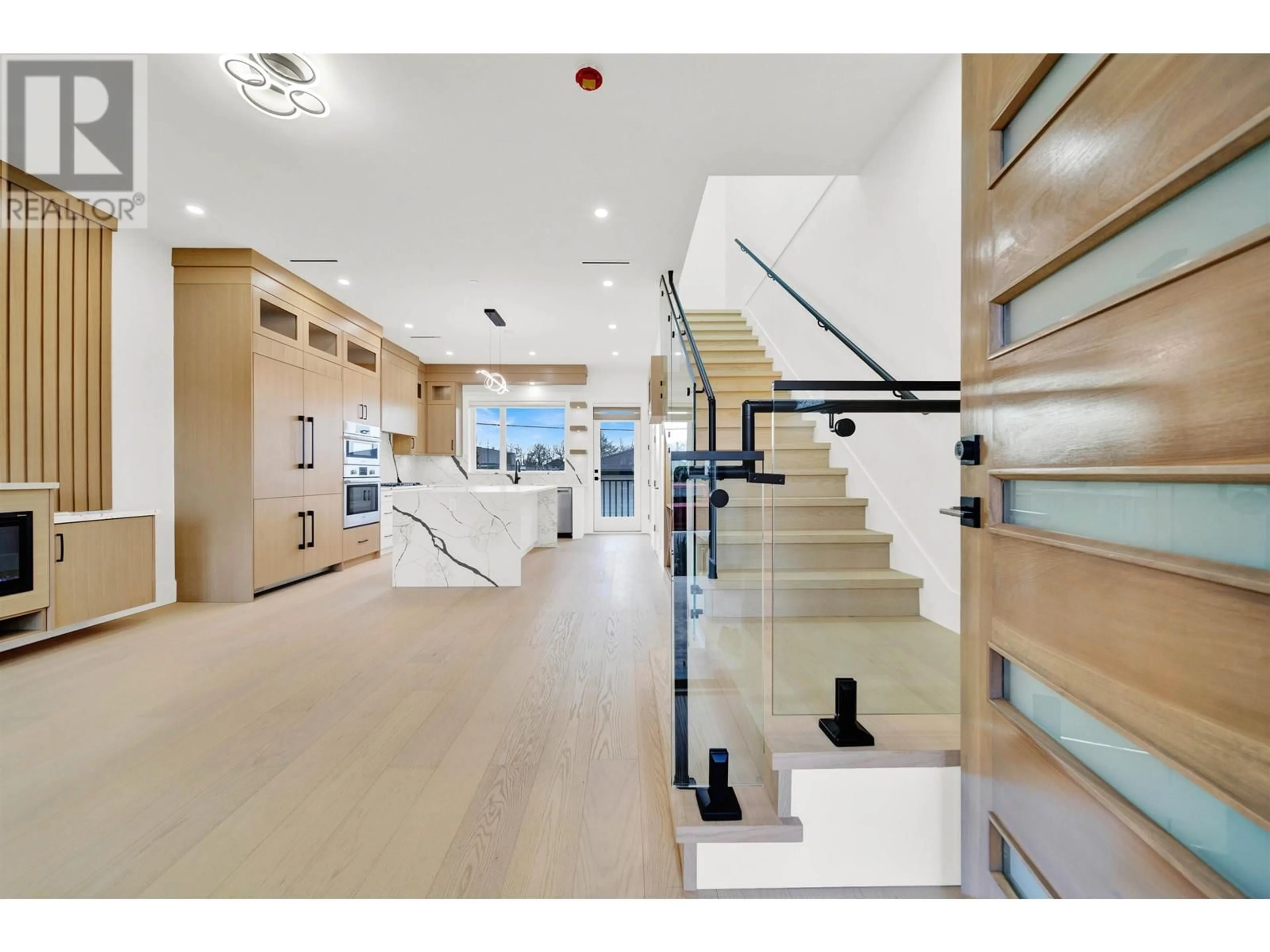 Indoor foyer for 6157 ARLINGTON STREET, Vancouver British Columbia V5S3N4