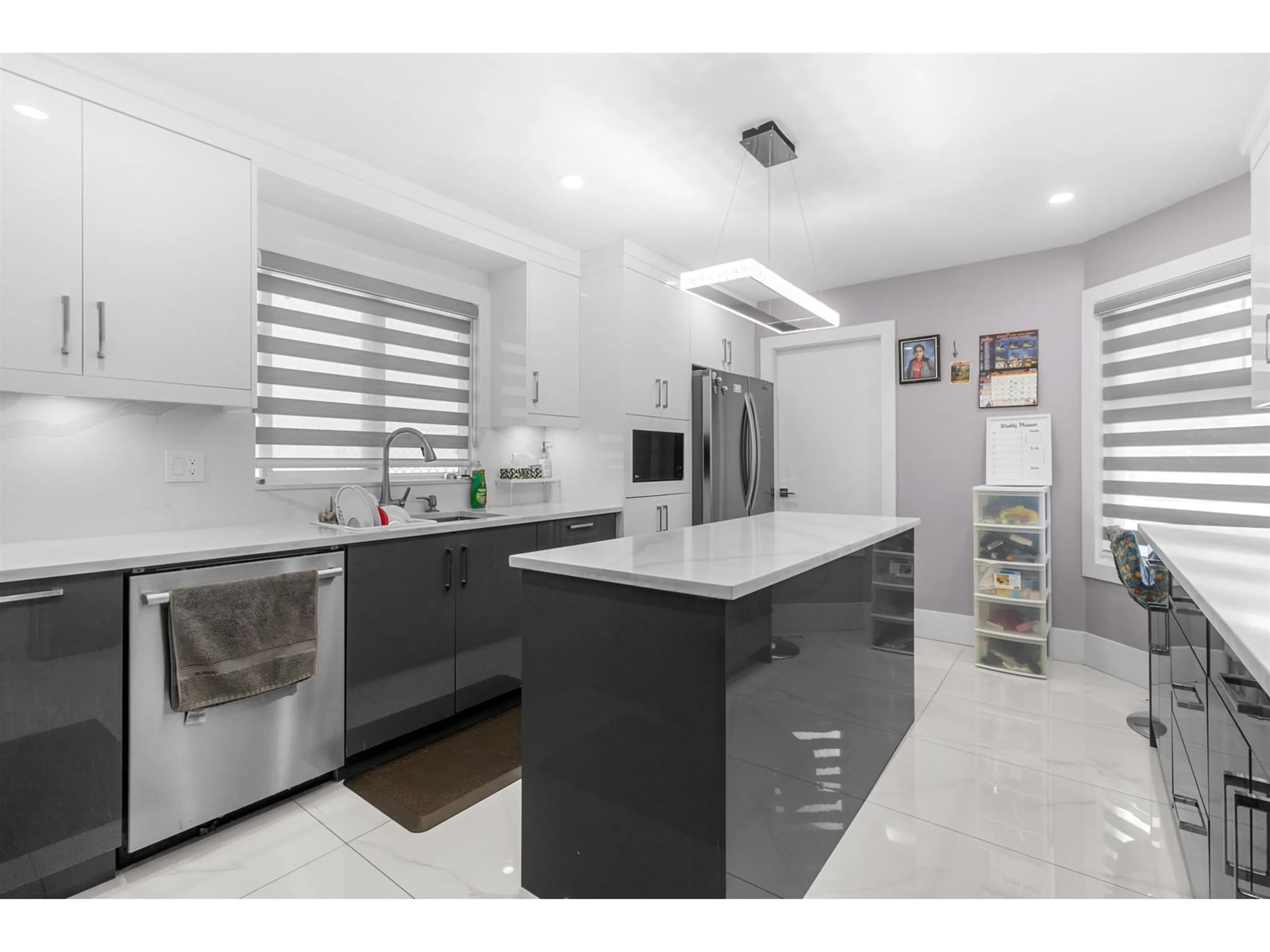 Contemporary kitchen, ceramic/tile floor for 7068 129A STREET, Surrey British Columbia V3W6T3