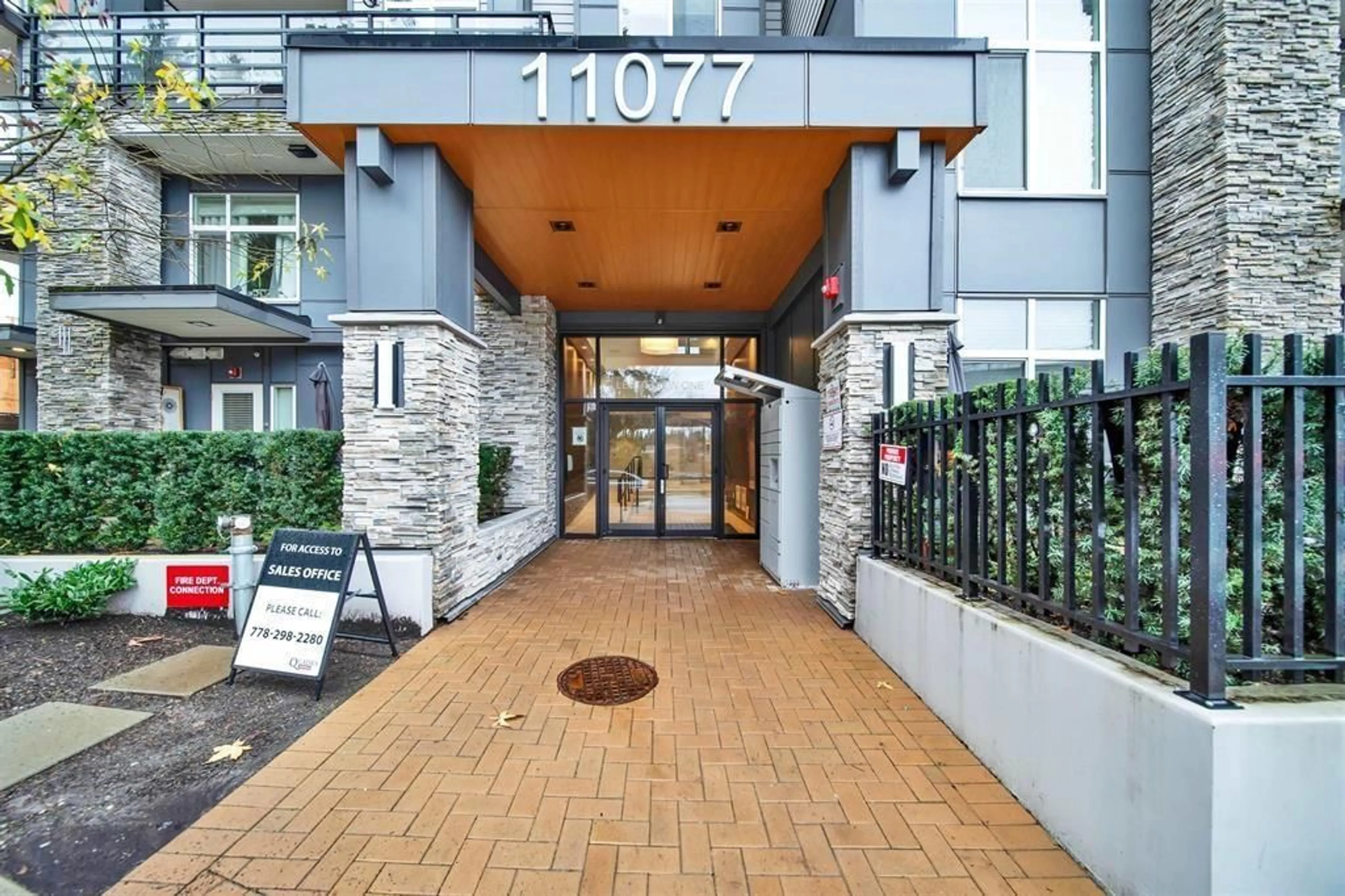 Indoor foyer for 406 - 11077 RAVINE, Surrey British Columbia V3T0R7