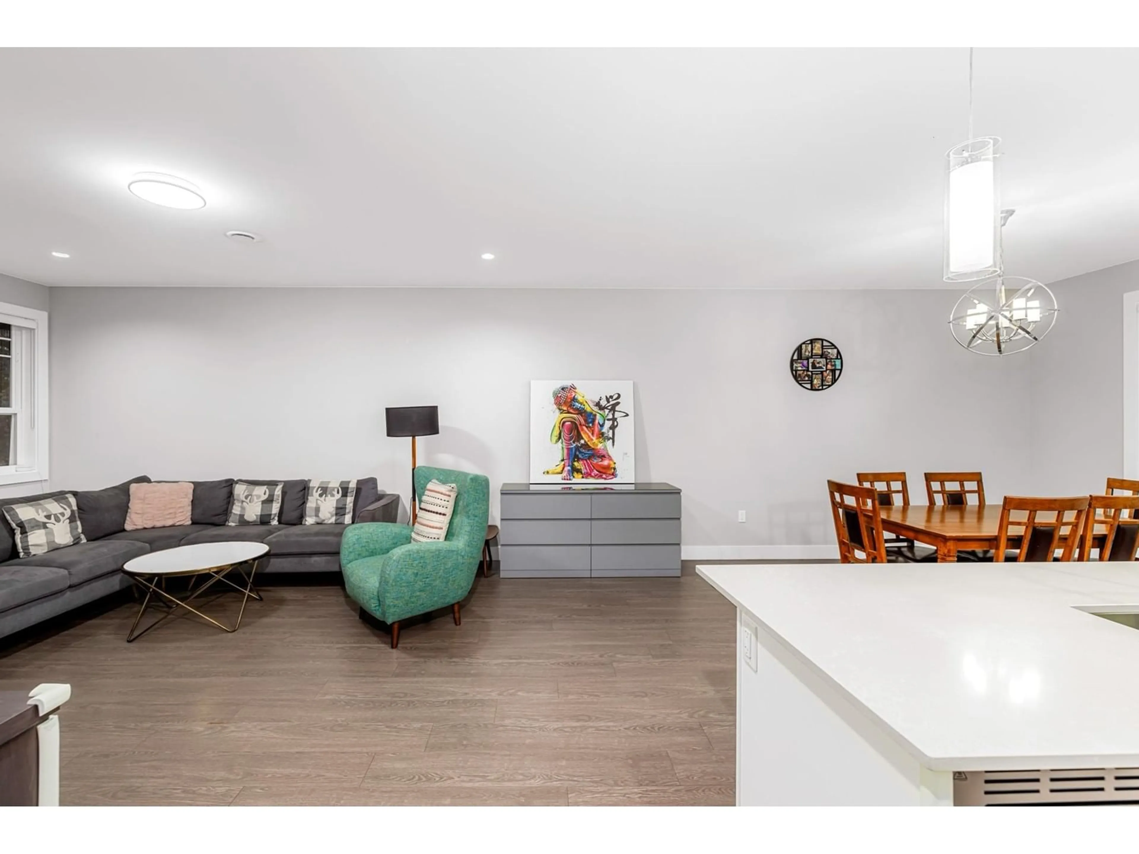 Living room with furniture, wood/laminate floor for 49 - 19501 74, Surrey British Columbia V4N6V7