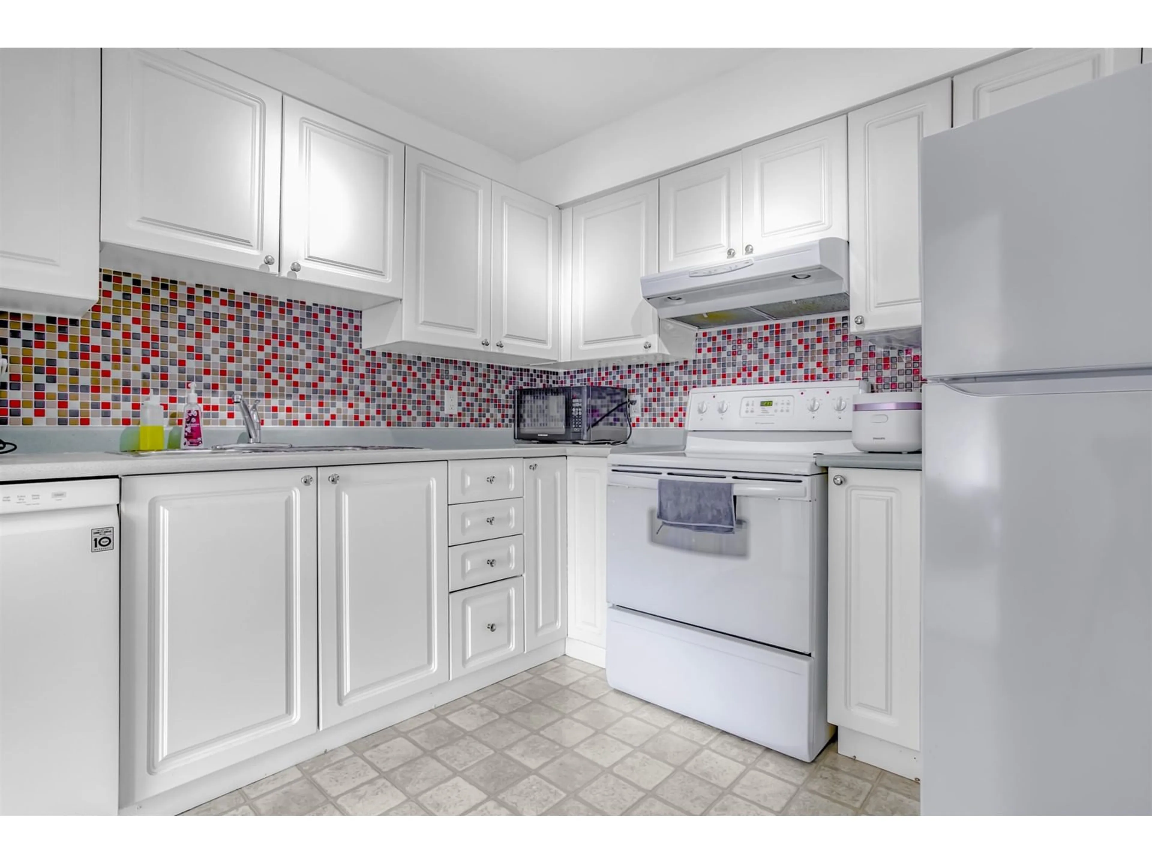 Standard kitchen, ceramic/tile floor for 214 - 12769 72, Surrey British Columbia V3W2M7