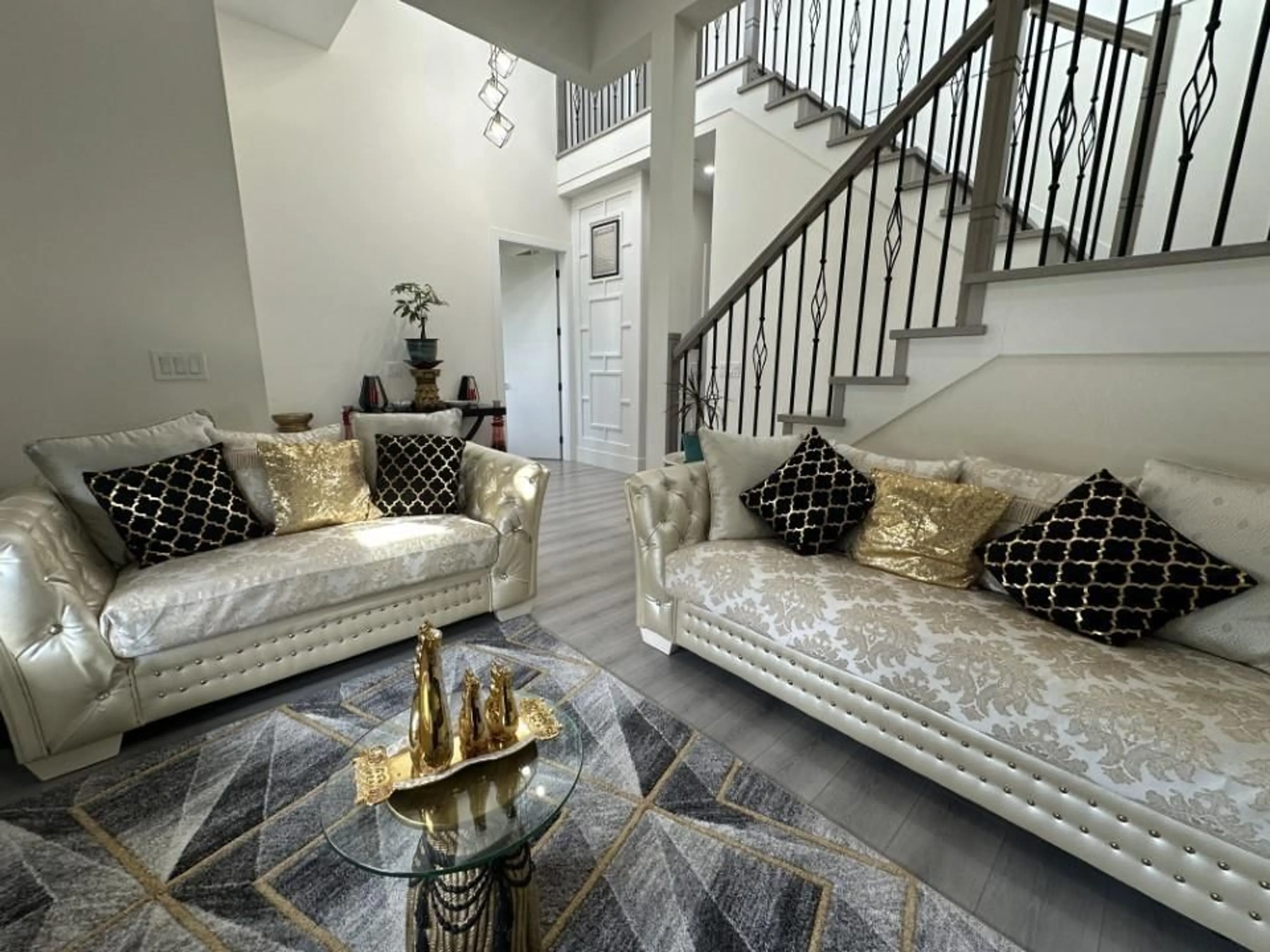 Living room with furniture, unknown for 18384 60, Surrey British Columbia V3S1V8