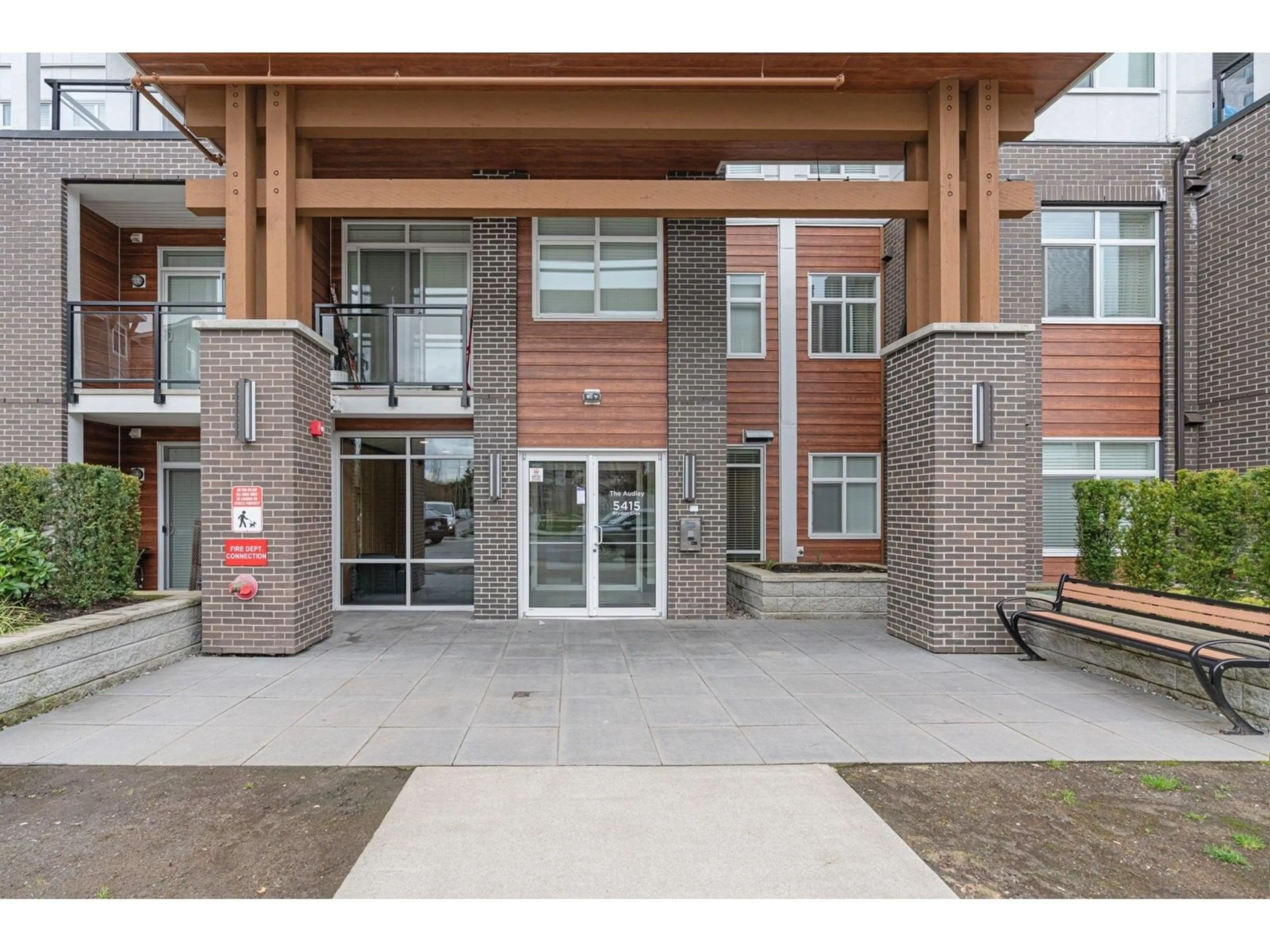 Indoor foyer for 414 - 5415 BRYDON, Langley British Columbia V3A0N4