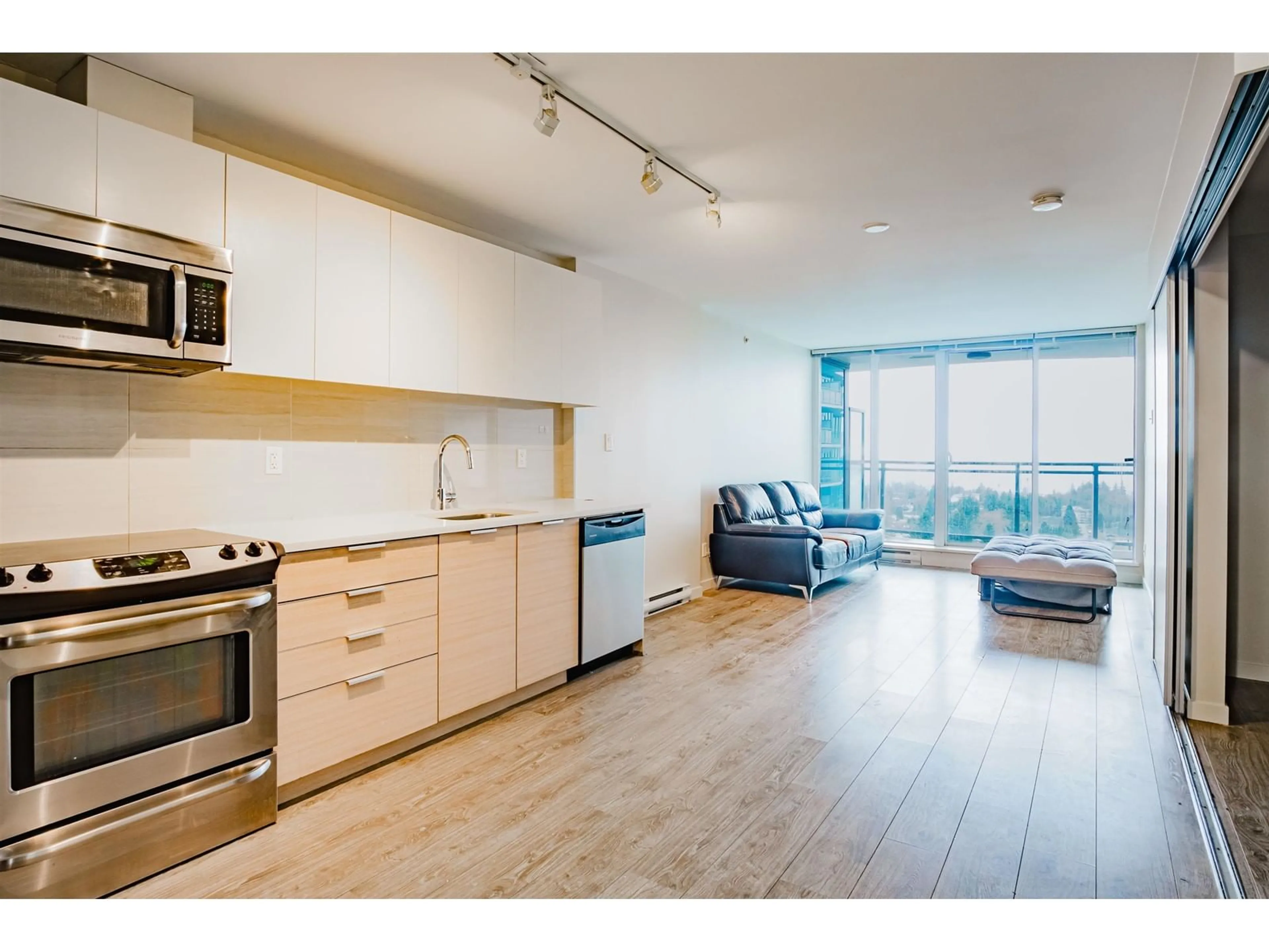 Standard kitchen, wood/laminate floor for 2102 - 13303 CENTRAL, Surrey British Columbia V3T0K6