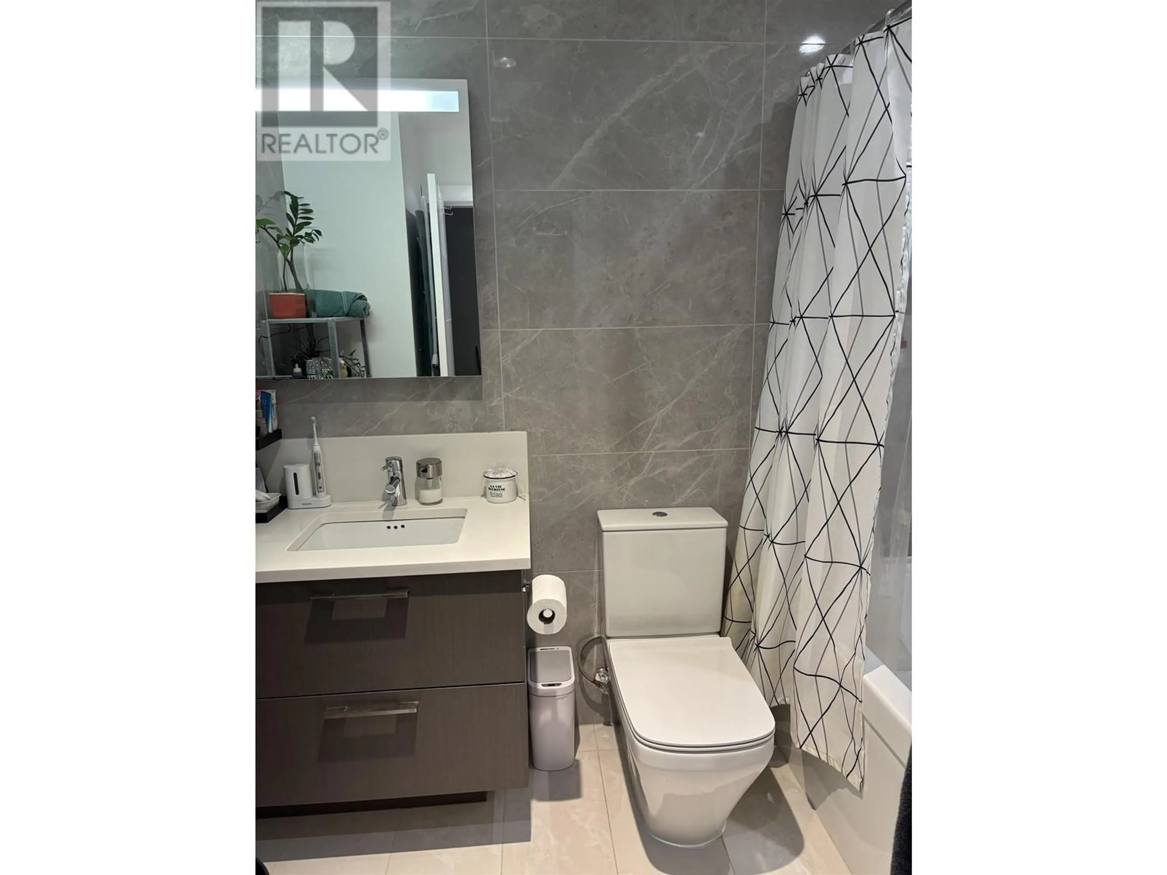 Contemporary bathroom, ceramic/tile floor for 407 - 489 26TH, Vancouver British Columbia V5Y0M8