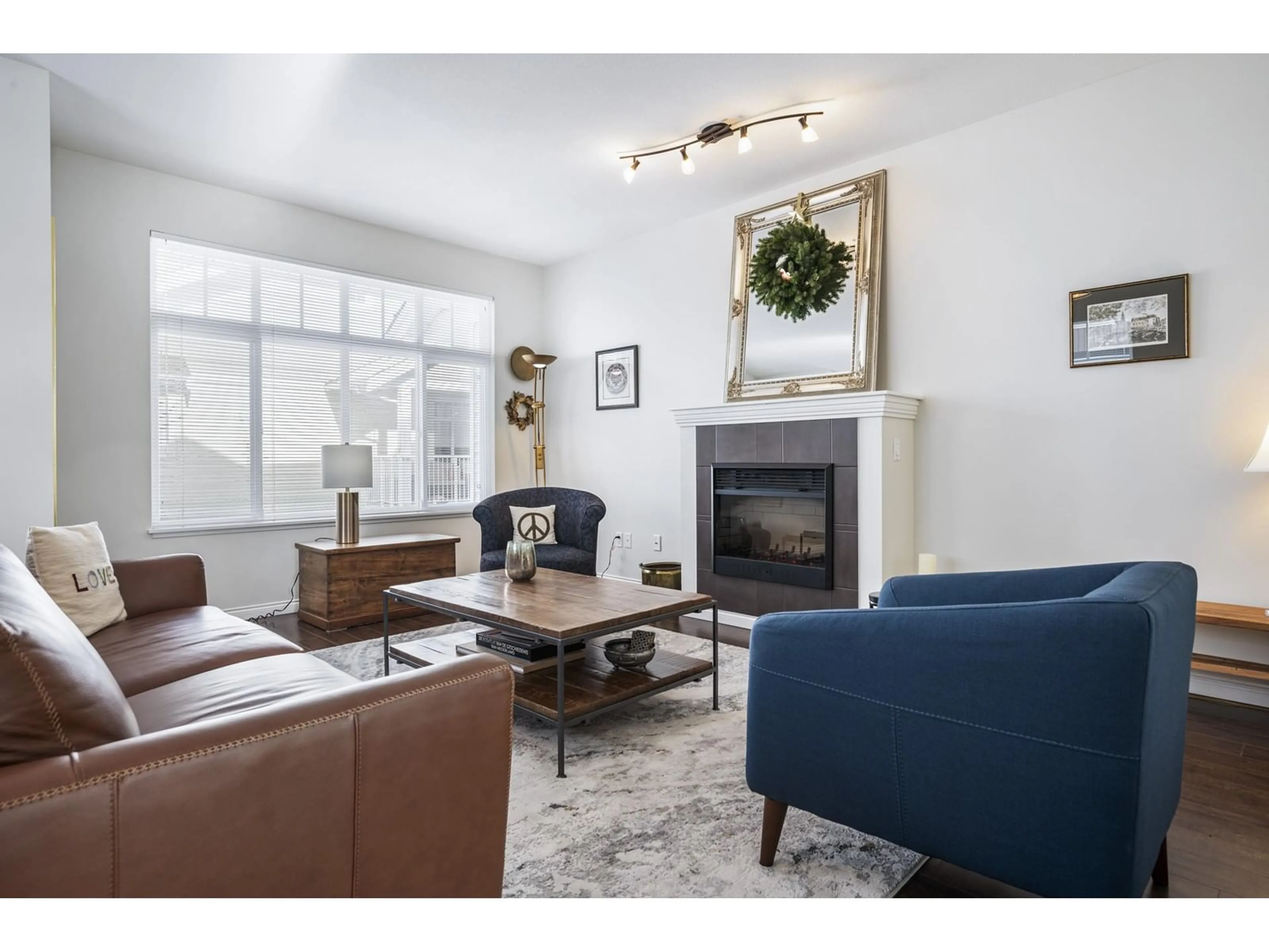 Living room with furniture, wood/laminate floor for 32 - 19480 66, Surrey British Columbia V4N5W7