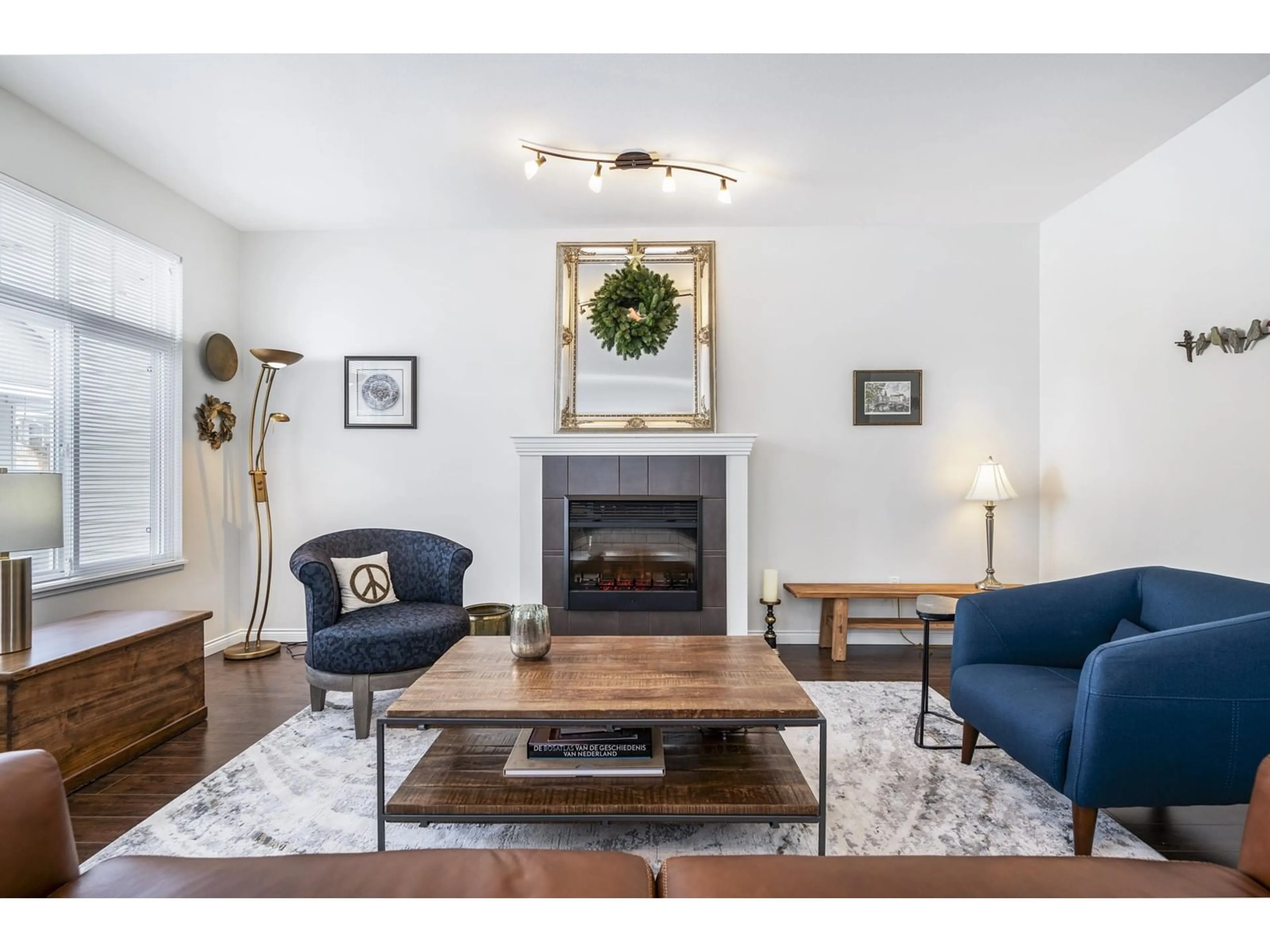Living room with furniture, wood/laminate floor for 32 - 19480 66, Surrey British Columbia V4N5W7