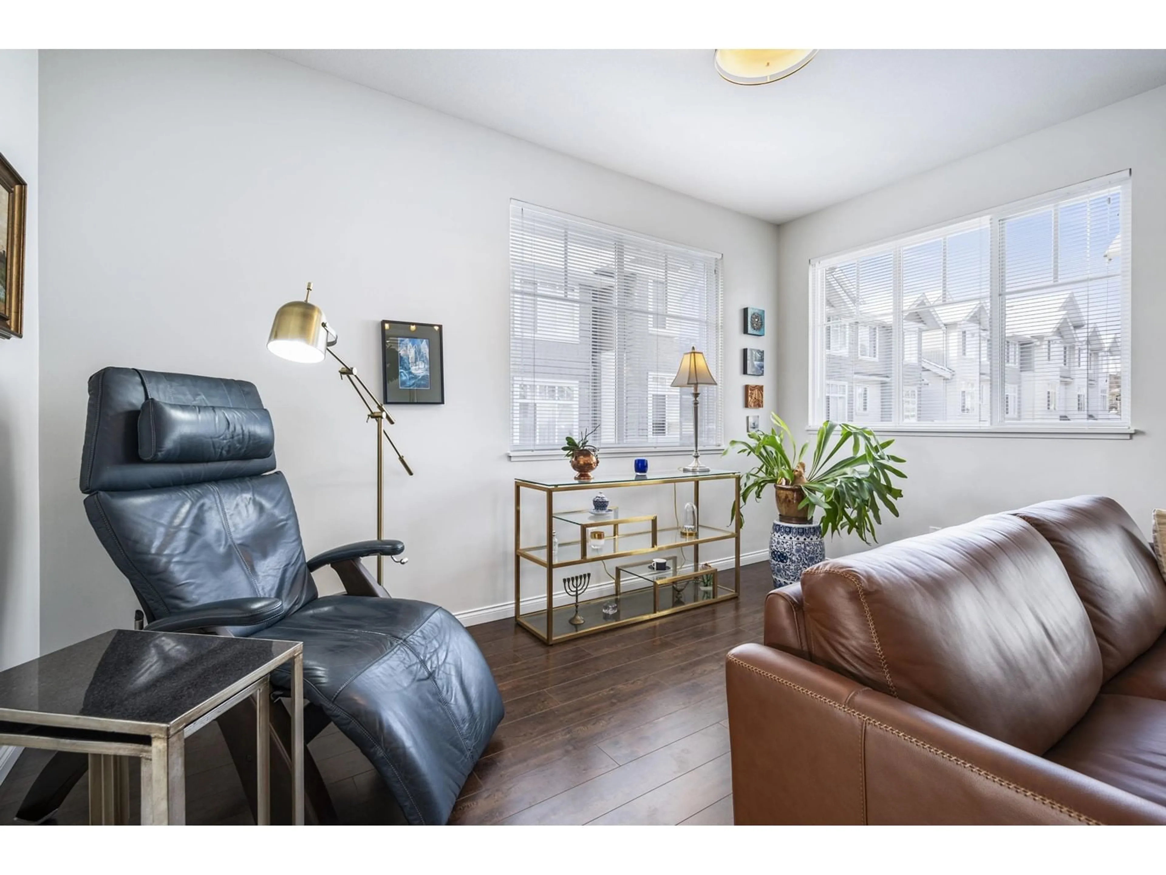 Living room with furniture, wood/laminate floor for 32 - 19480 66, Surrey British Columbia V4N5W7
