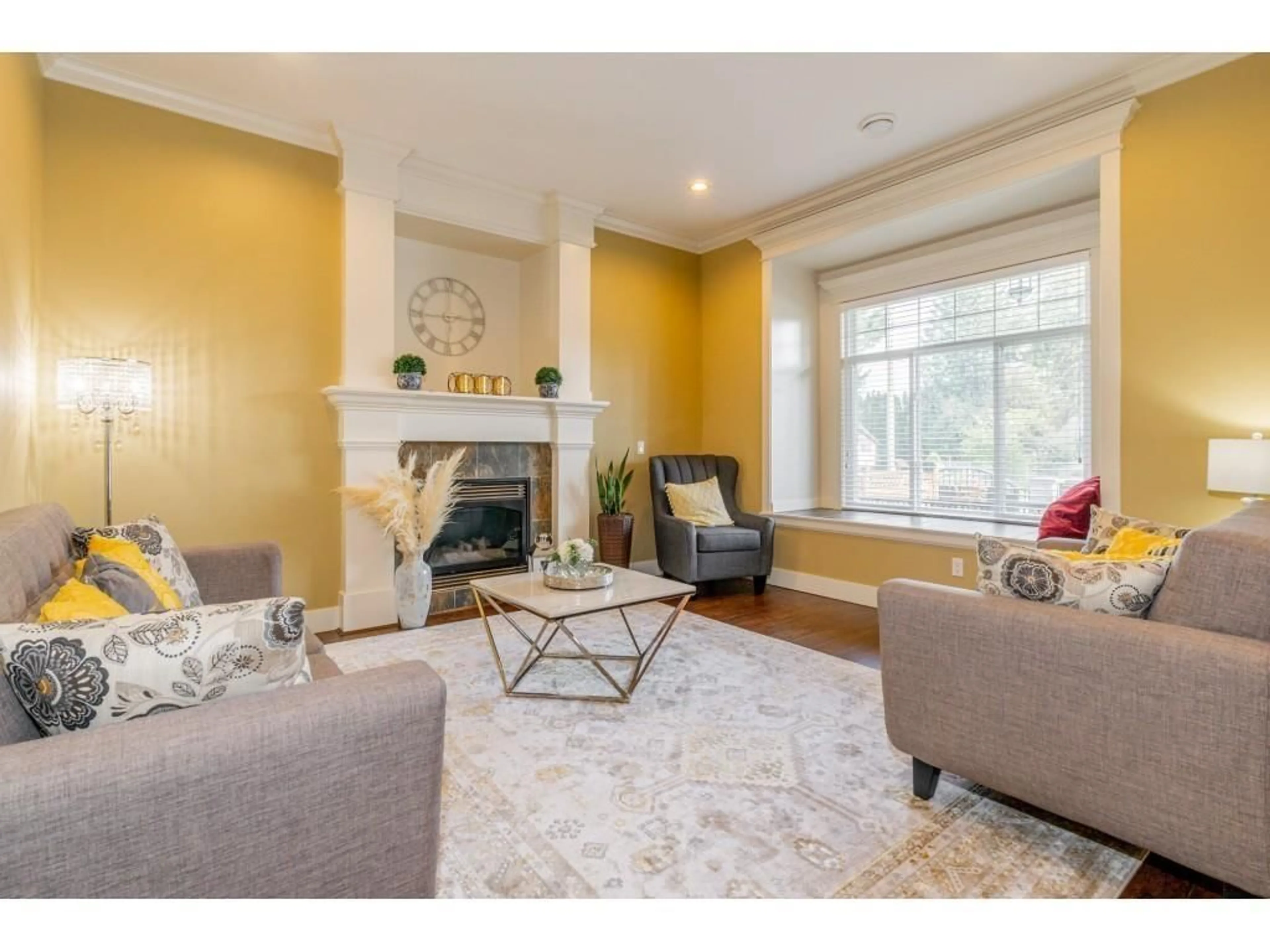 Living room with furniture, wood/laminate floor for 15833 108, Surrey British Columbia V4N1J8