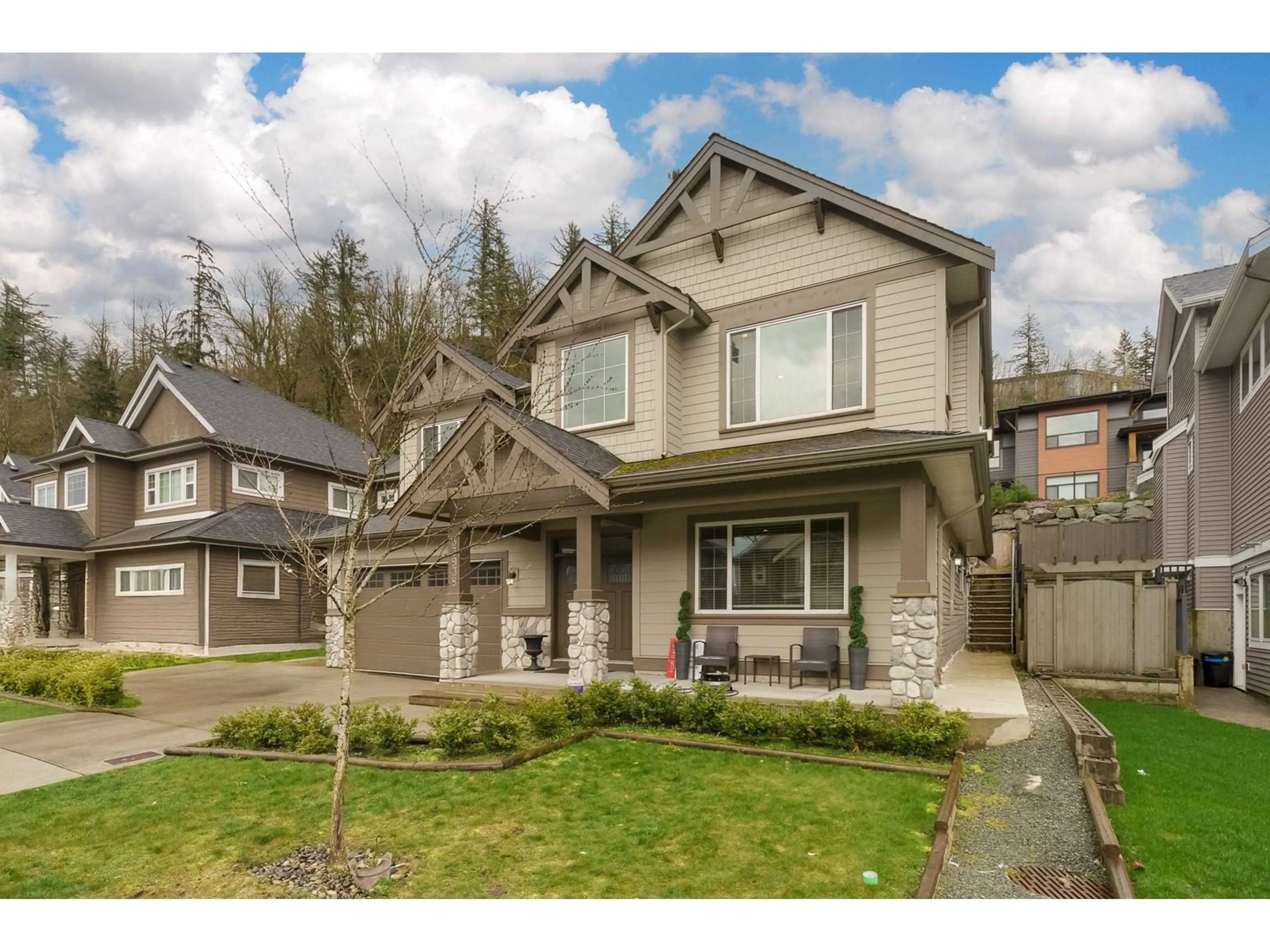 Home with vinyl exterior material, street for 33938 MCPHEE, Mission British Columbia V2V0E7