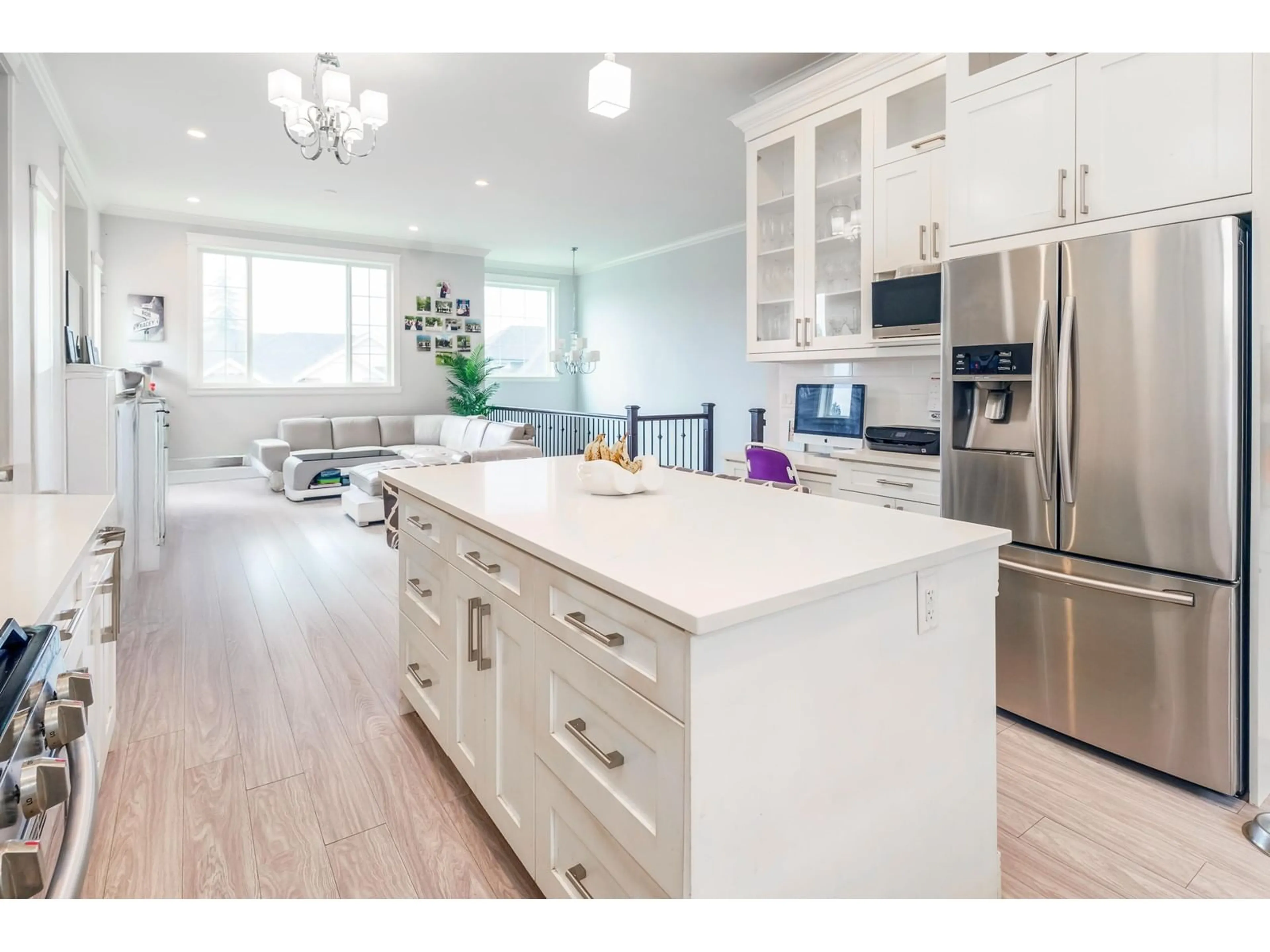 Open concept kitchen, wood/laminate floor for 33938 MCPHEE, Mission British Columbia V2V0E7