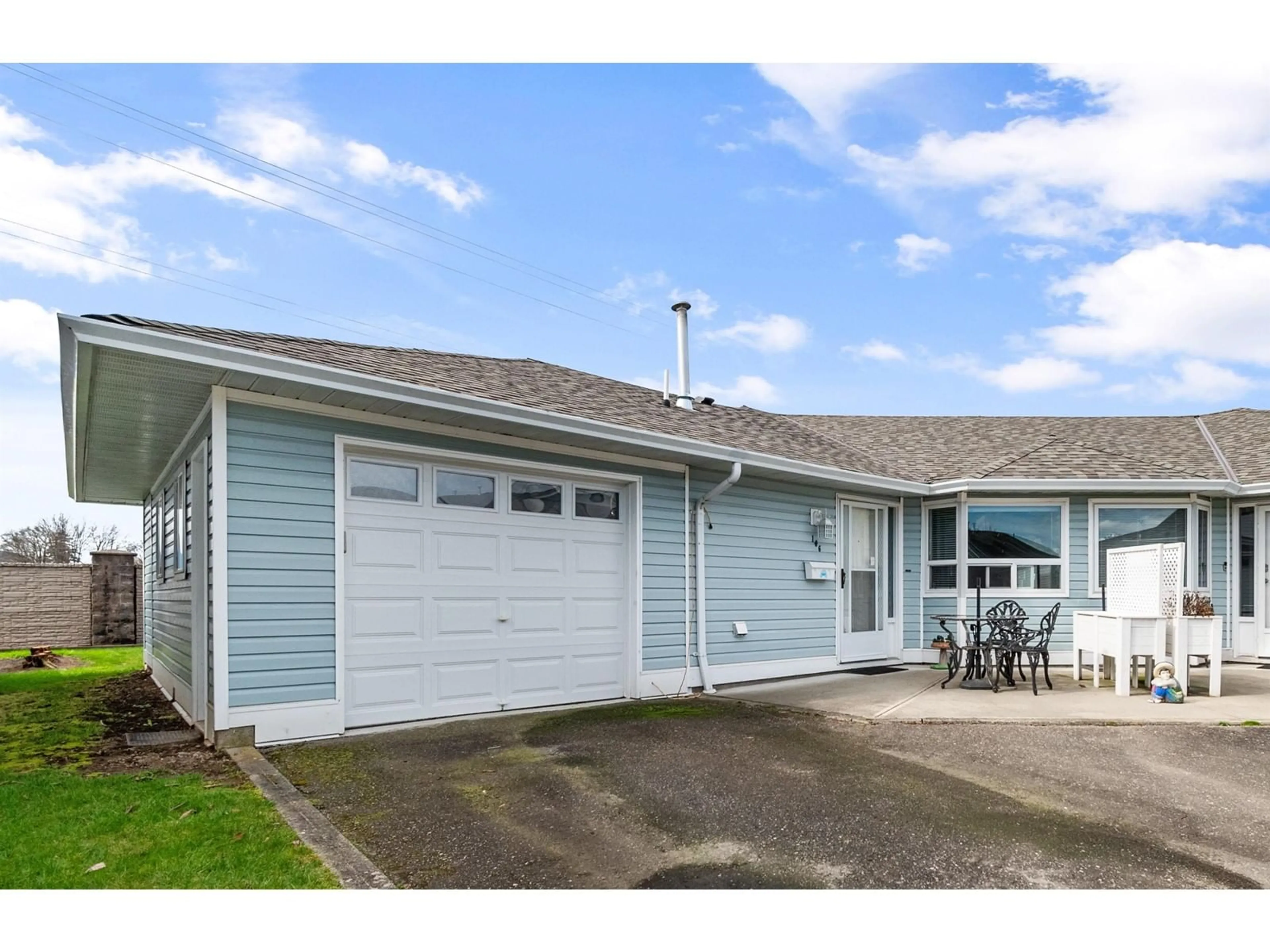 Home with vinyl exterior material, street for 106 - 7610 EVANS ROAD, Chilliwack British Columbia V2R2X8