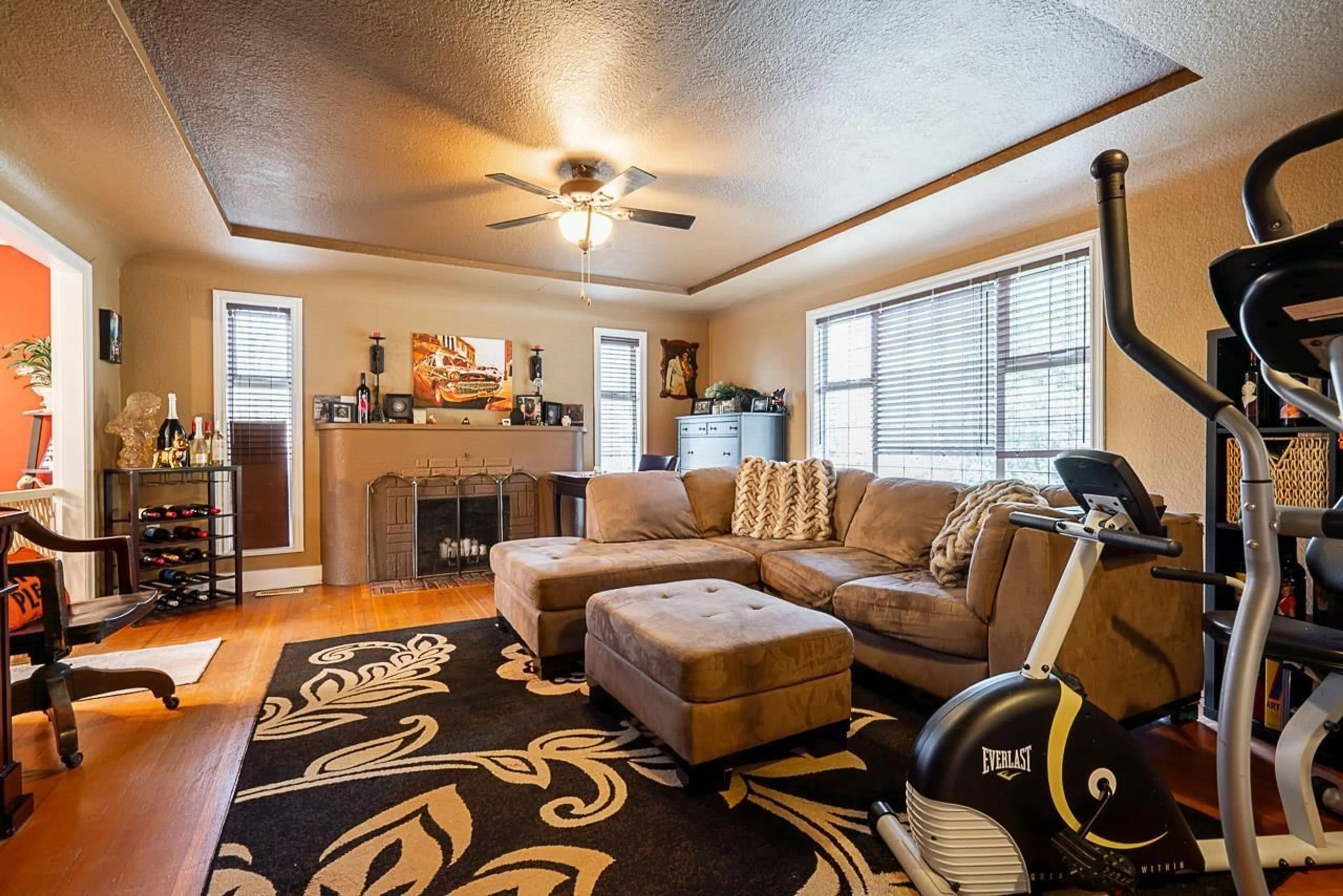 Living room with furniture, unknown for 32846 4TH, Mission British Columbia V2V1R8