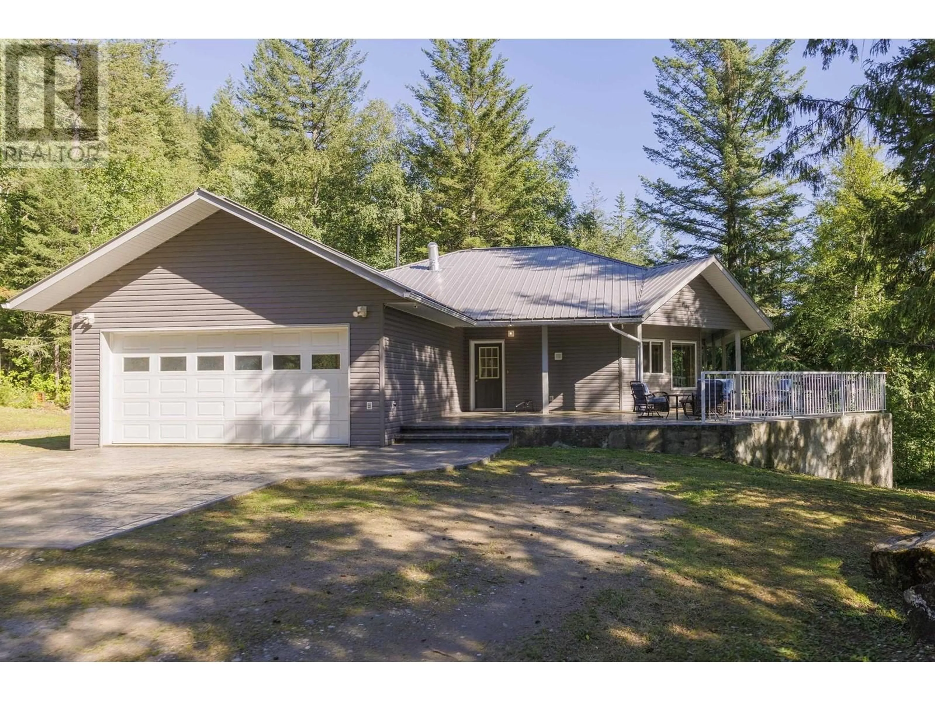 Home with vinyl exterior material, street for 4040 MOUNTAIN VIEW ROAD, McBride British Columbia V0J2E0