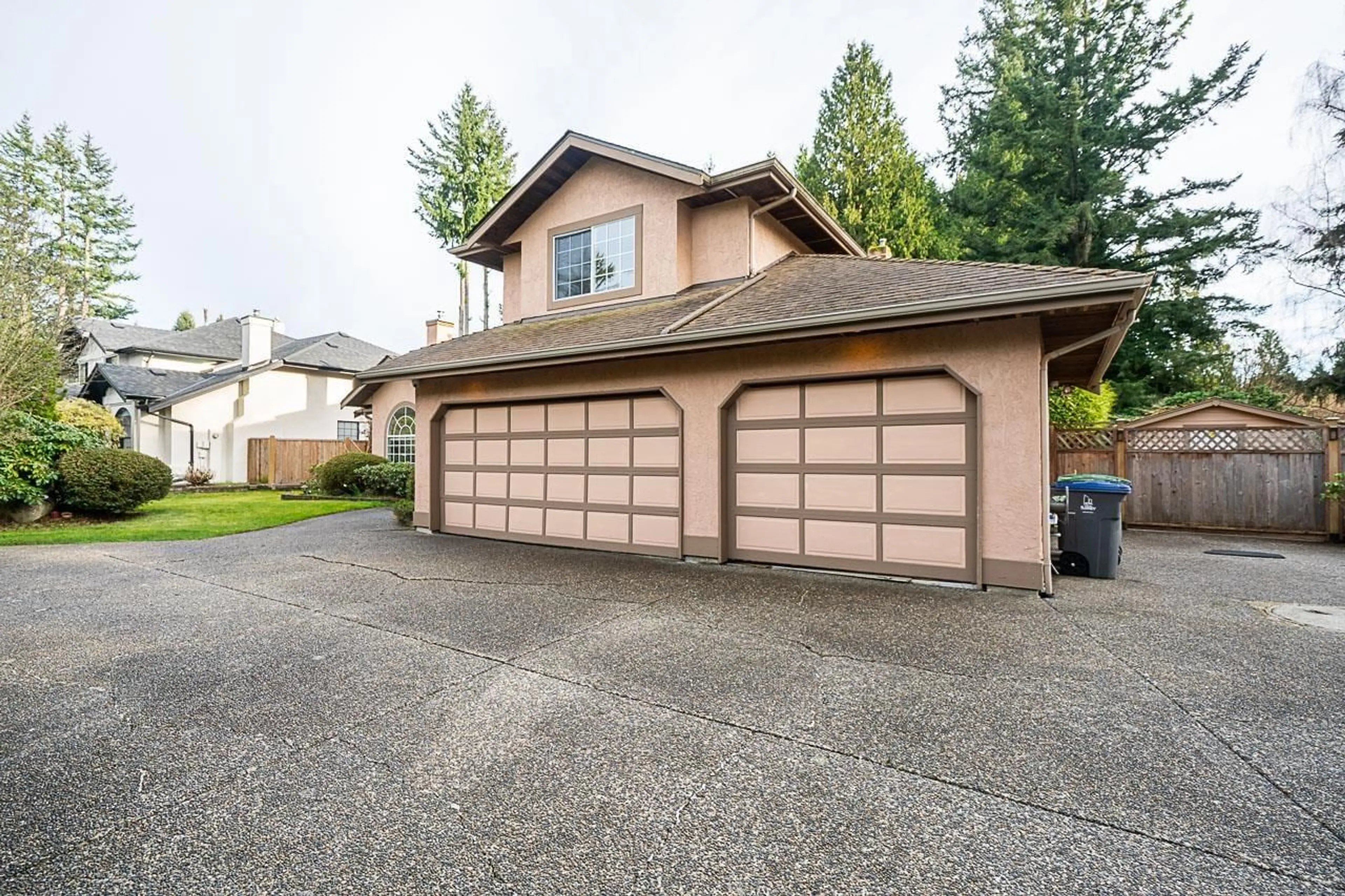 Indoor garage for 13830 20, Surrey British Columbia V4A1Z9