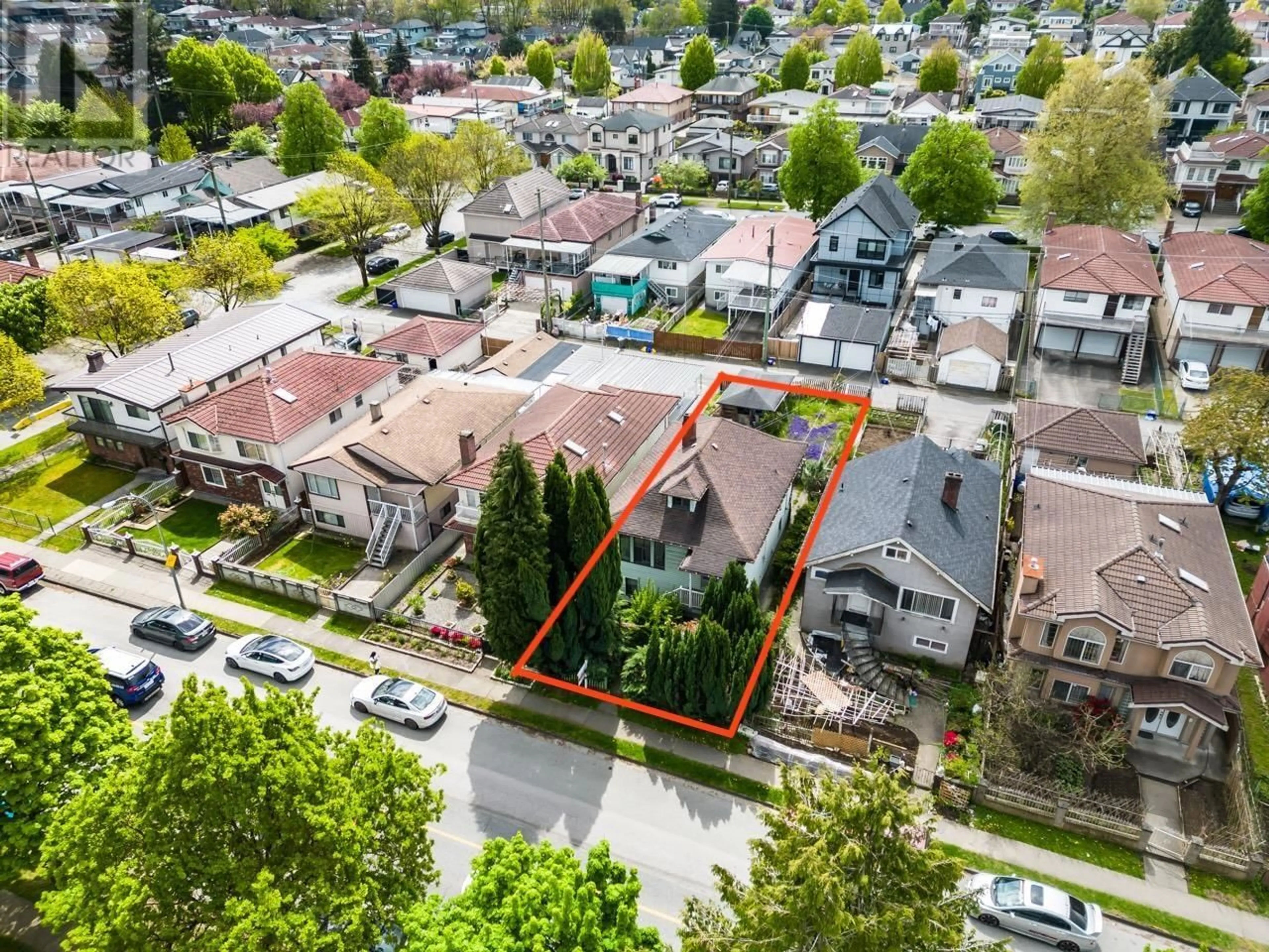A pic from outside/outdoor area/front of a property/back of a property/a pic from drone, street for 2070 33RD AVENUE, Vancouver British Columbia V5N3E7