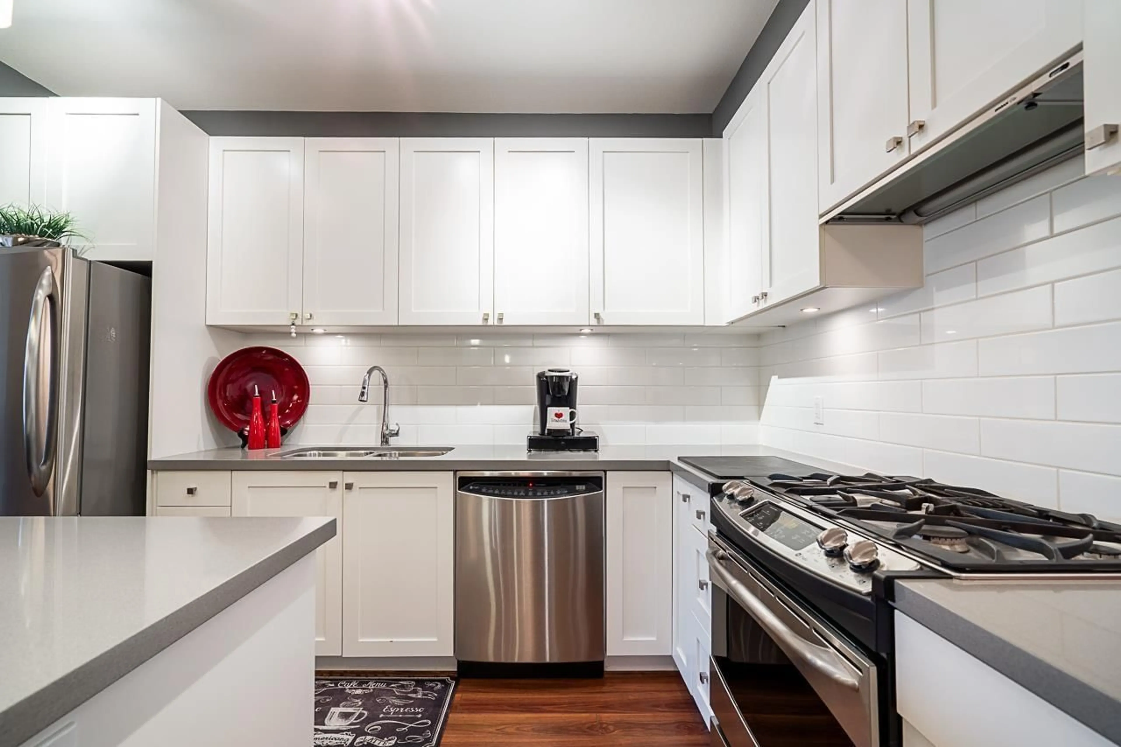 Standard kitchen, unknown for 325 - 15850 26, Surrey British Columbia V3Z2N6