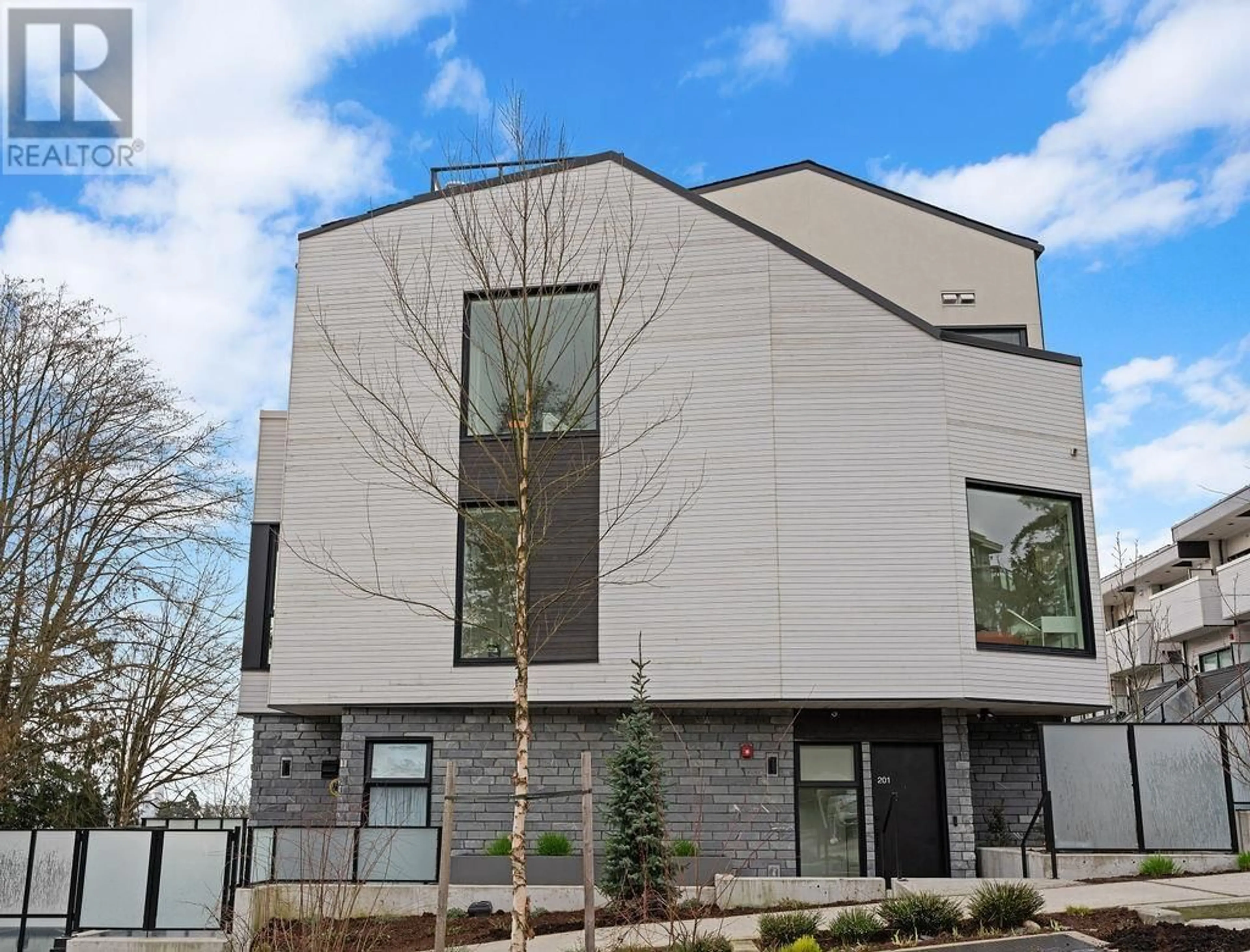 Home with vinyl exterior material, building for 201 - 650 2ND STREET, North Vancouver British Columbia V7M1E3