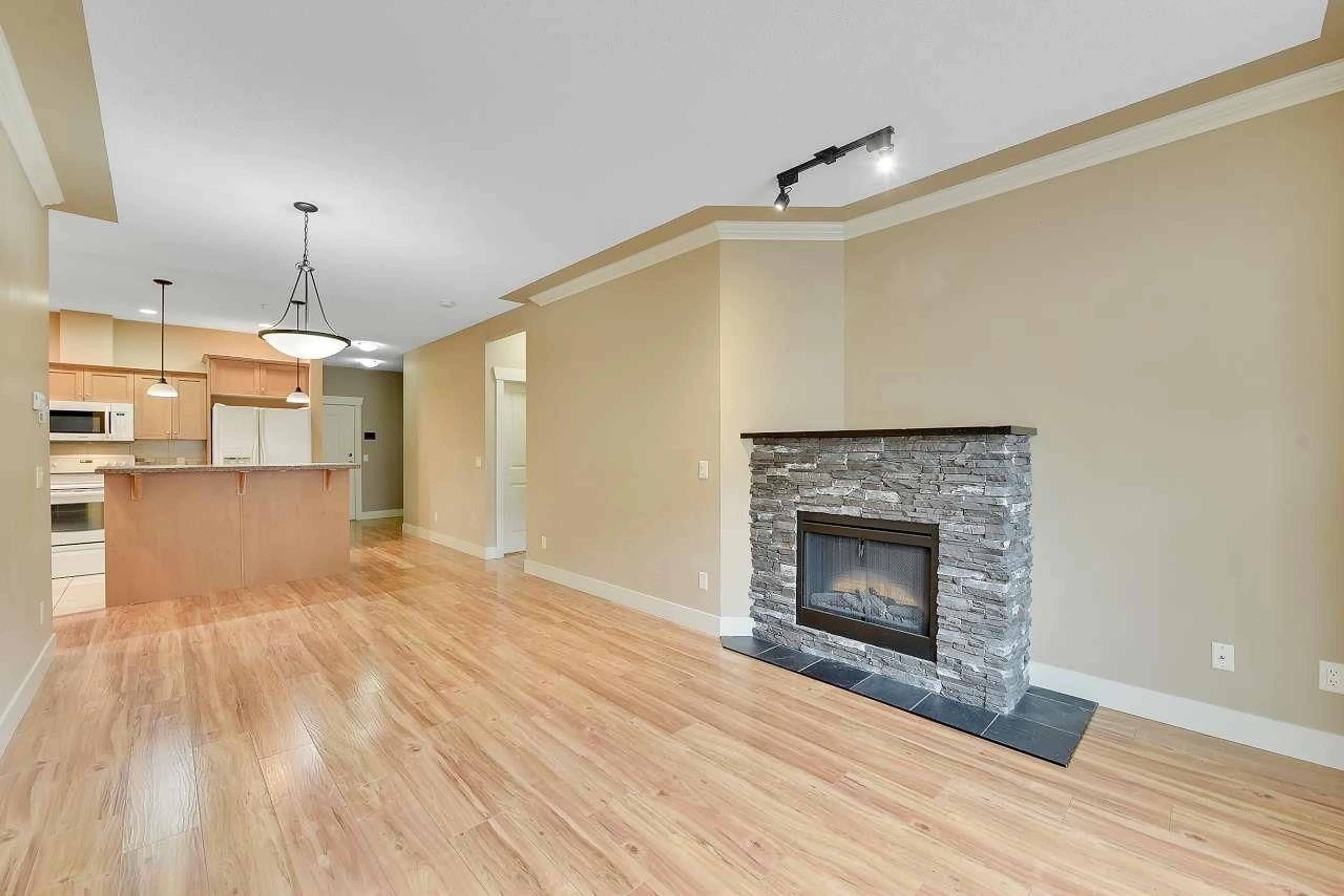 Living room with furniture, wood/laminate floor for 103 - 45615 BRETT AVENUE, Chilliwack British Columbia V2P1P1