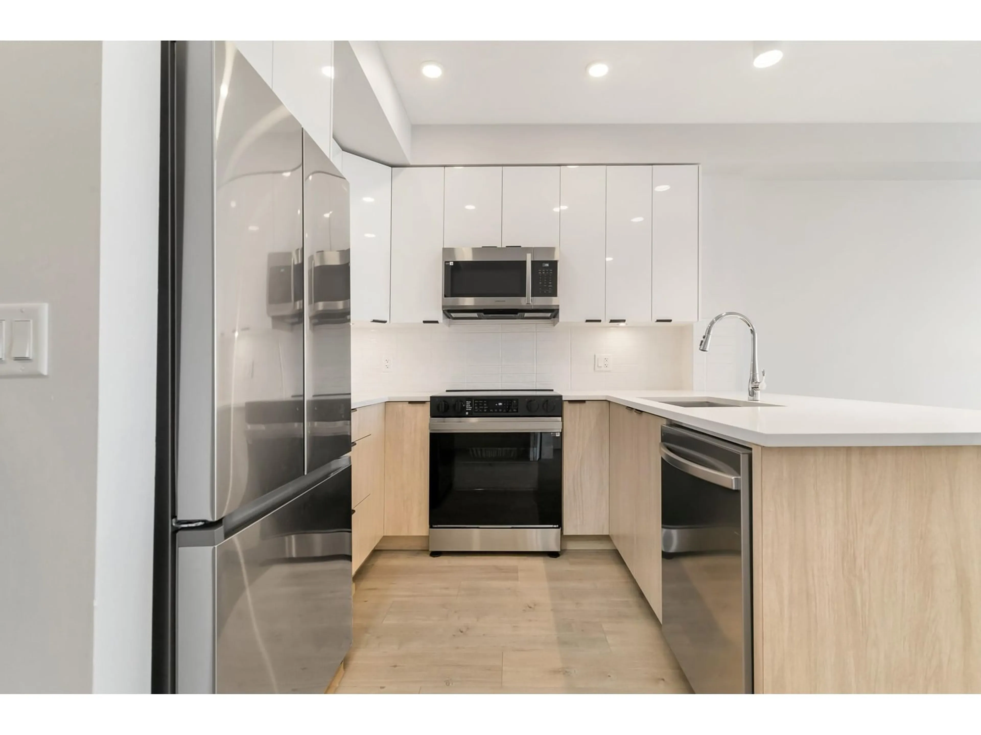 Standard kitchen, ceramic/tile floor for 519 - 20061 FRASER, Langley British Columbia V3A4E4