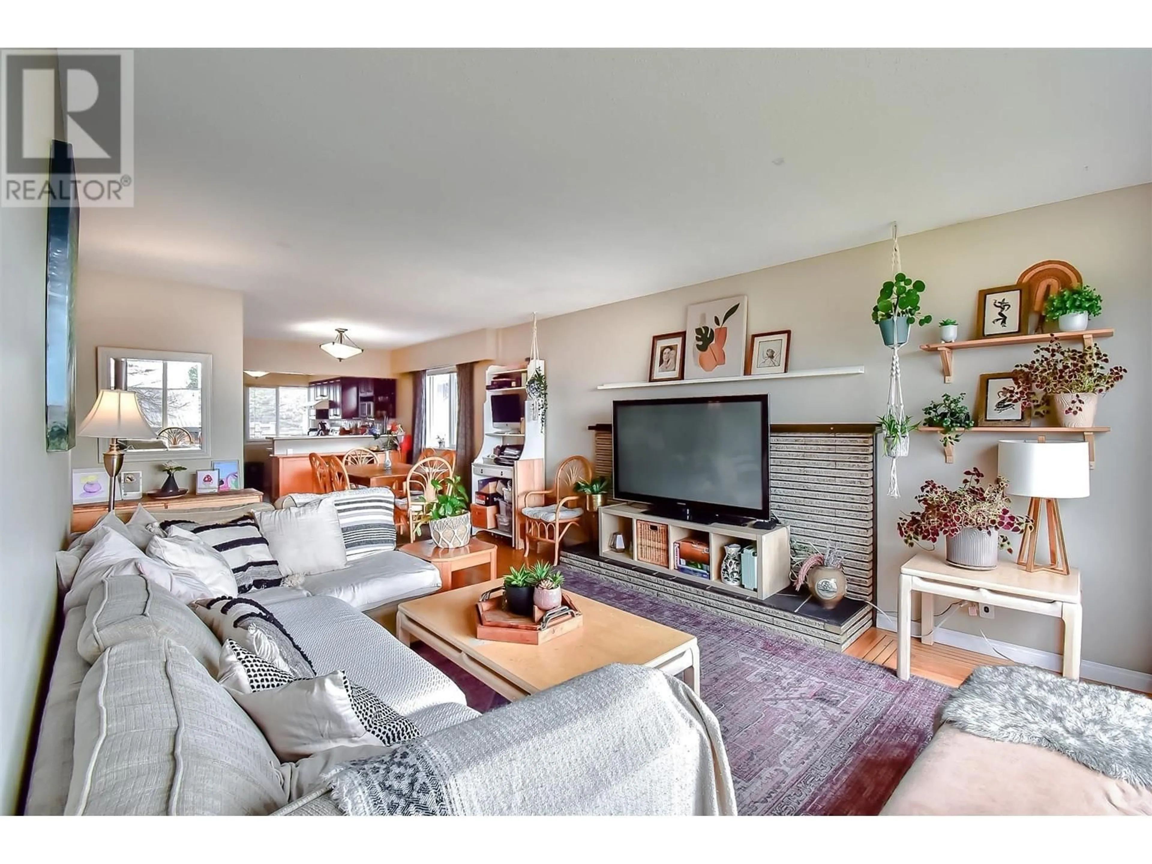Living room with furniture, unknown for 5477 PORTLAND STREET, Burnaby British Columbia V5J2R5